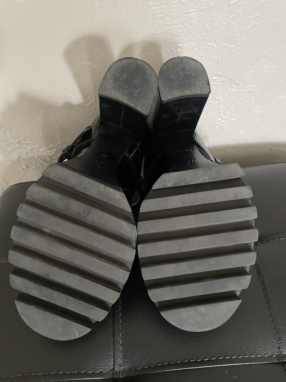 Louis Vuitton Louis Vuitton LV Star Trail Black Leather Platform Pump Size US 9 / IT 39 - 14 Thumbnail