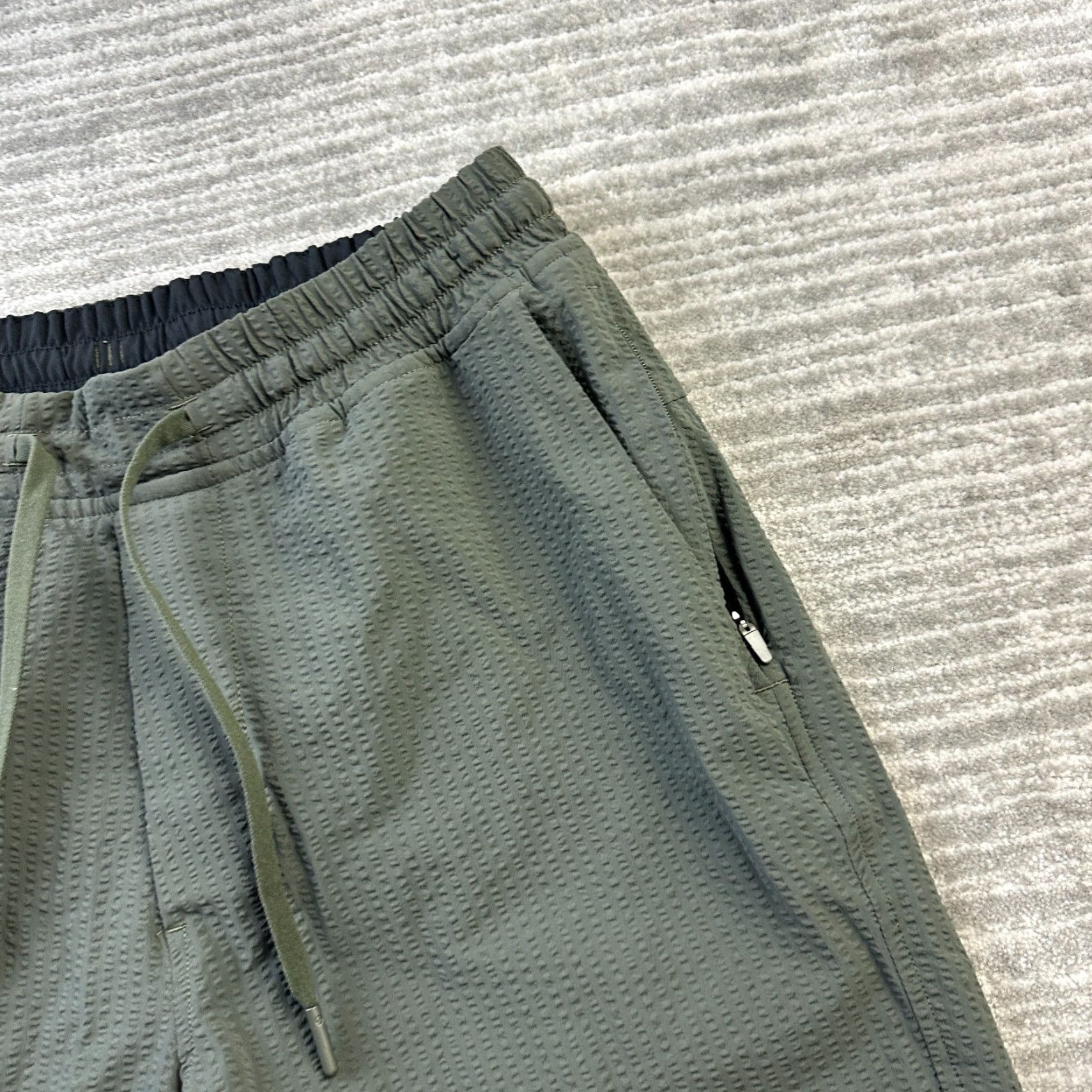 Lululemon Lululemon Shorts Mens Small Bowline Seersucker 8" Gray Polyester Drawstring Pockets Athletic Activewear 8 in Inseam Regular Size US 29 - 3 Thumbnail