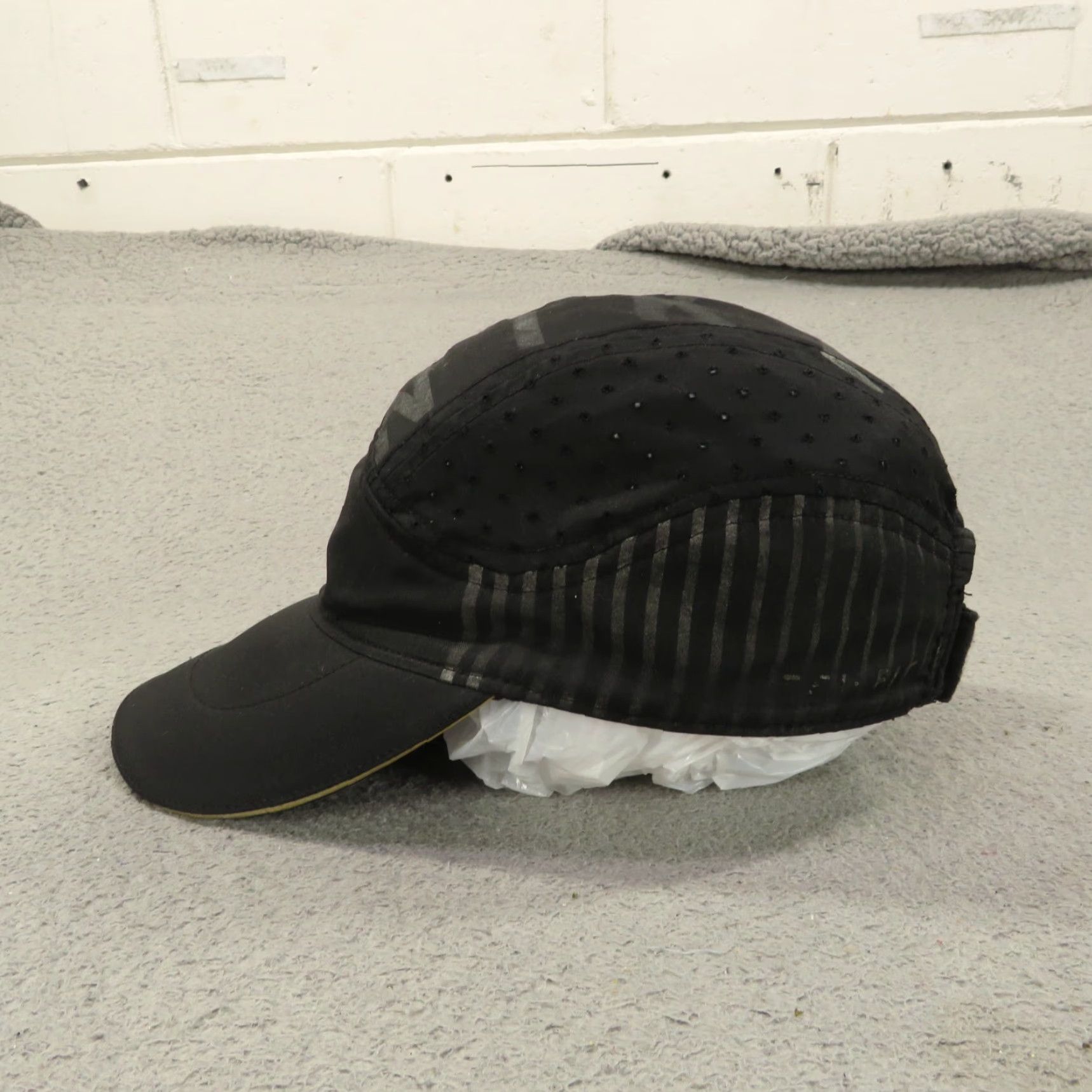 Nike VINTAGE Nike Hat Cap Strap Back Tailwind Black Silver Drifit Reflective Panel Runner Men Size ONE SIZE - 5 Thumbnail