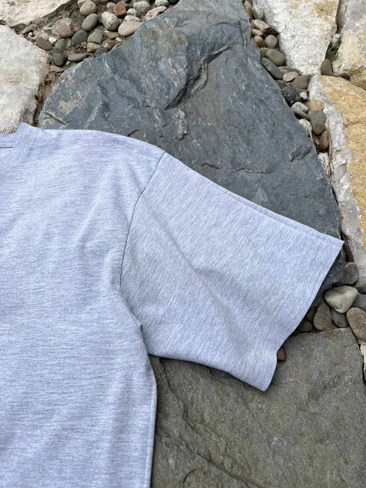Nike × Vintage Rare Vintage Nike 90s y2k central swoosh t-shirt tee retro Size US L / EU 52-54 / 3 - 14 Thumbnail