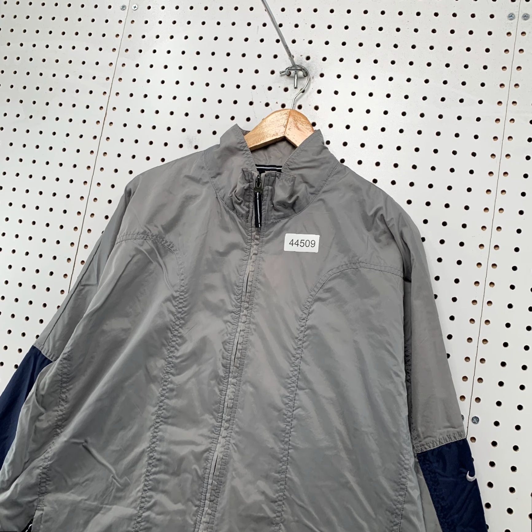 Nike Vintage Nike Windbreaker Jacket Mens XL Gray Oversized Lightweight Y2K Size US XL / EU 56 / 4 - 5 Thumbnail