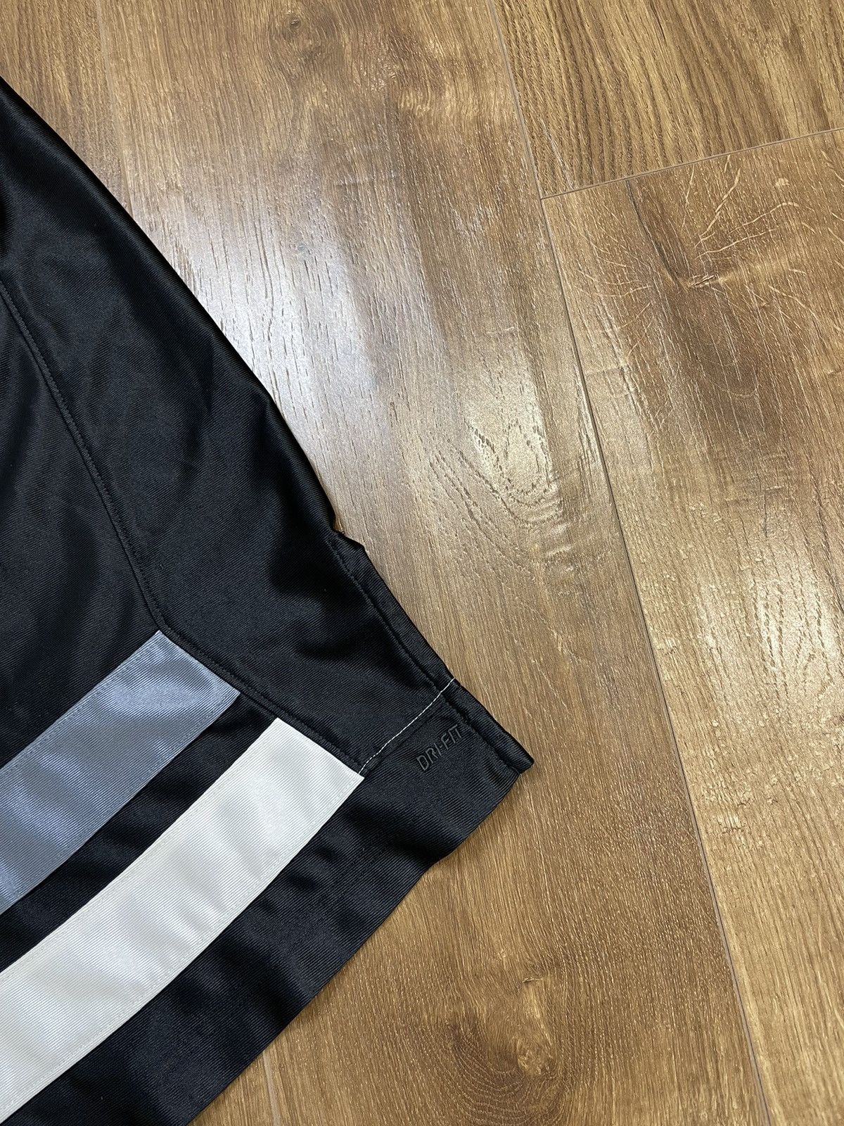 Nike Vintage Nike Basketball Apparel 5/5 Basketball Singlet Tee Size US S / EU 44-46 / 1 - 13 Thumbnail