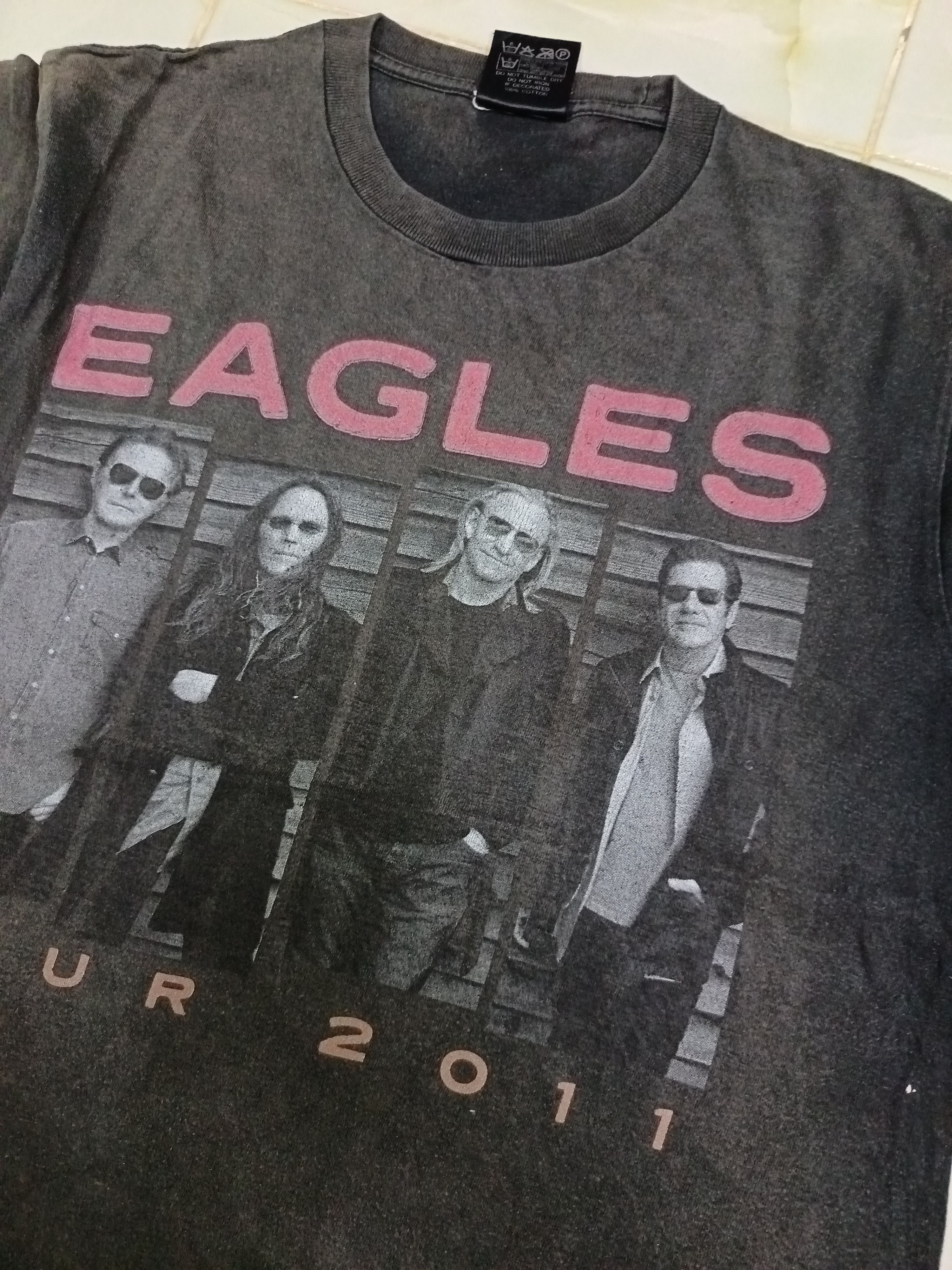 Band Tees Vintage Eagles Tour 2011' Tour Asia Faded Shirt Tee Size US M / EU 48-50 / 2 - 2 Thumbnail