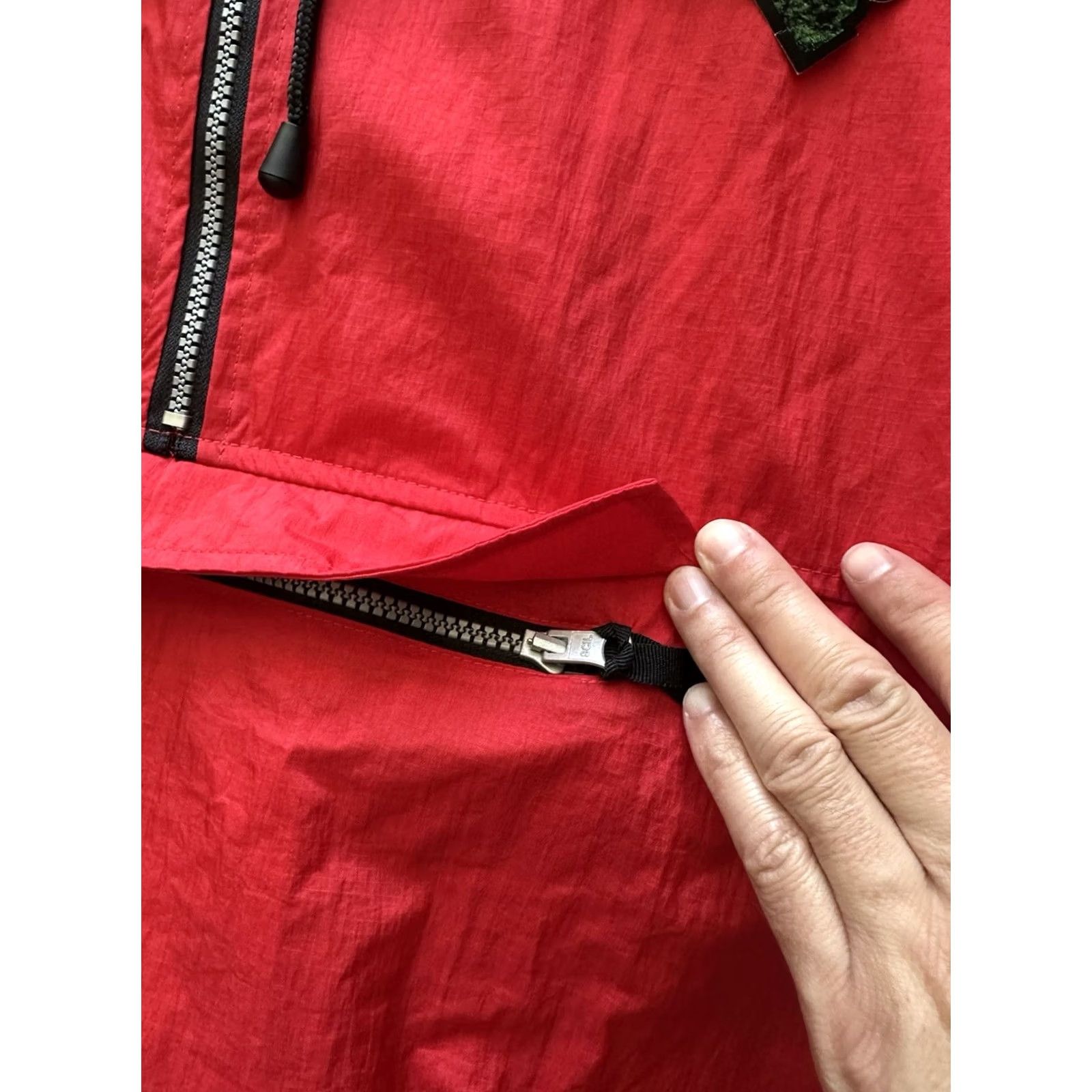 Marlboro VINTAGE Marlboro Jacket Windbreaker L Red 90s Logo Zip Pockets Packable NWT Flaws Mens Size US L / EU 52-54 / 3 - 6 Thumbnail