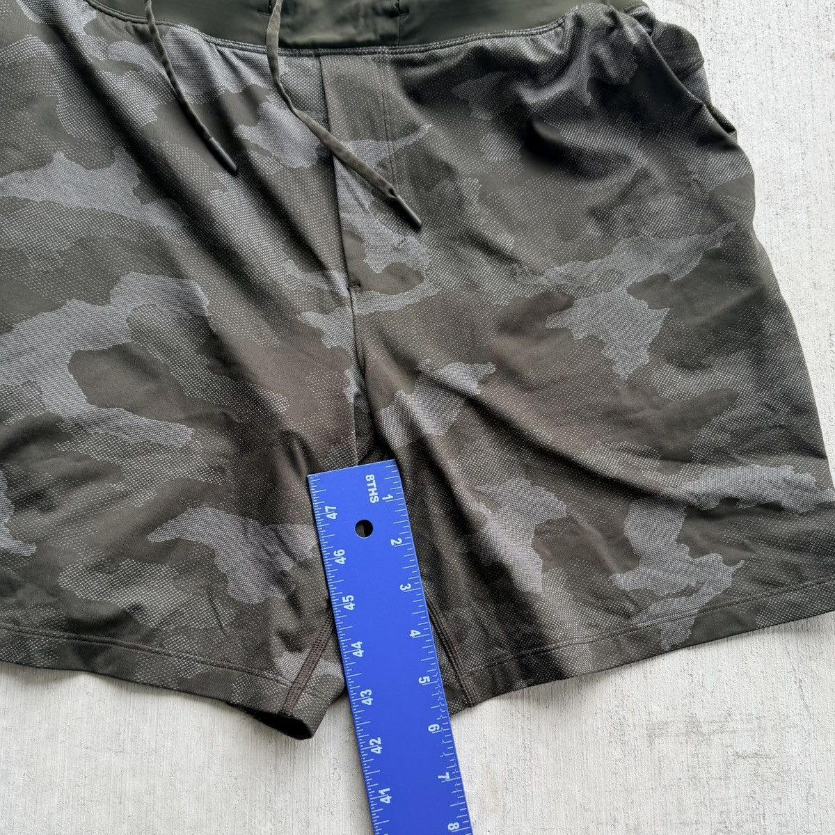 Lululemon Lululemon Linerless Shorts Men Size Large Green Camo Active Size US 34 / EU 50 - 6 Thumbnail