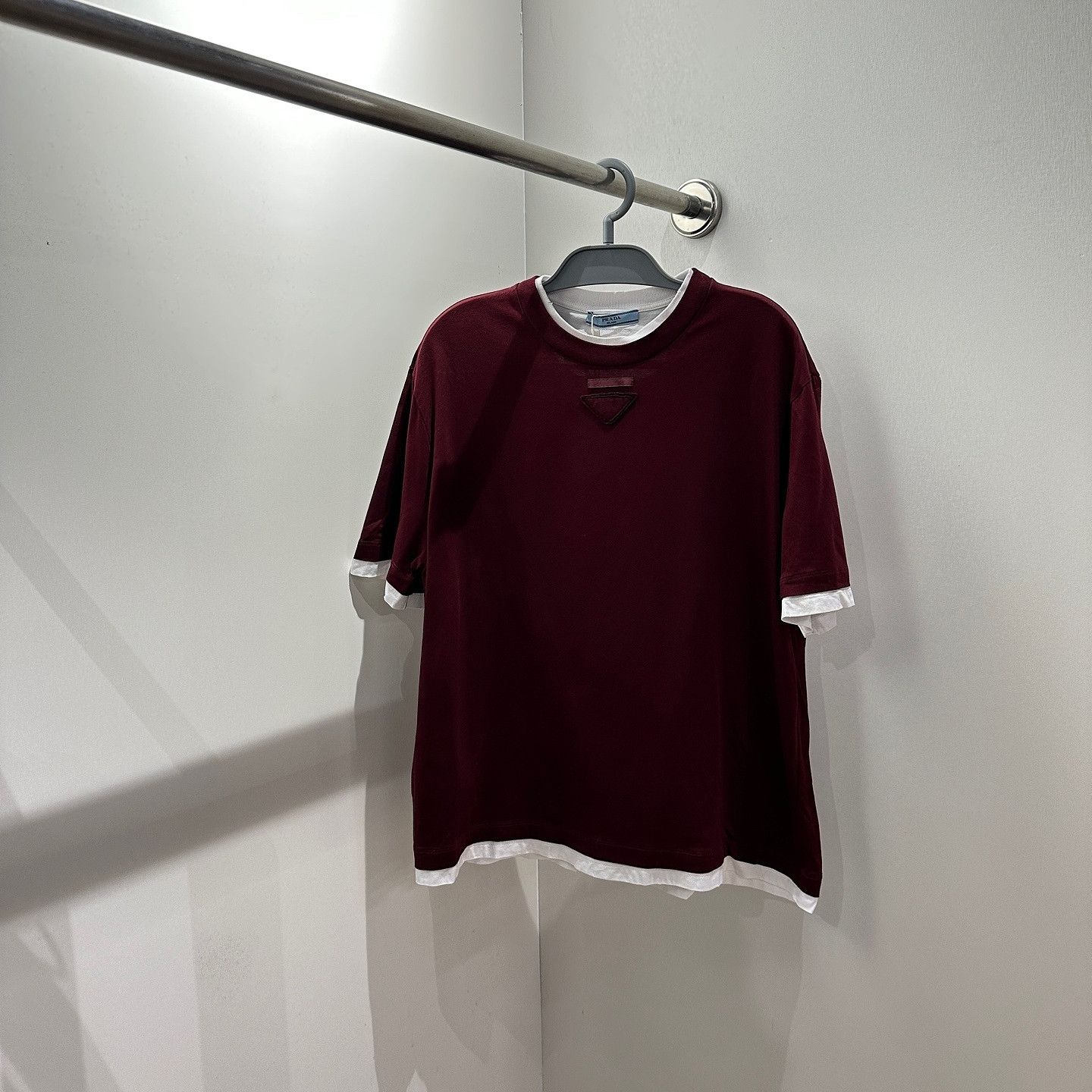 Prada Prada Burgundy Logo Patch T-Shirt Size L Size L / US 10 / IT 46 - 1 Thumbnail
