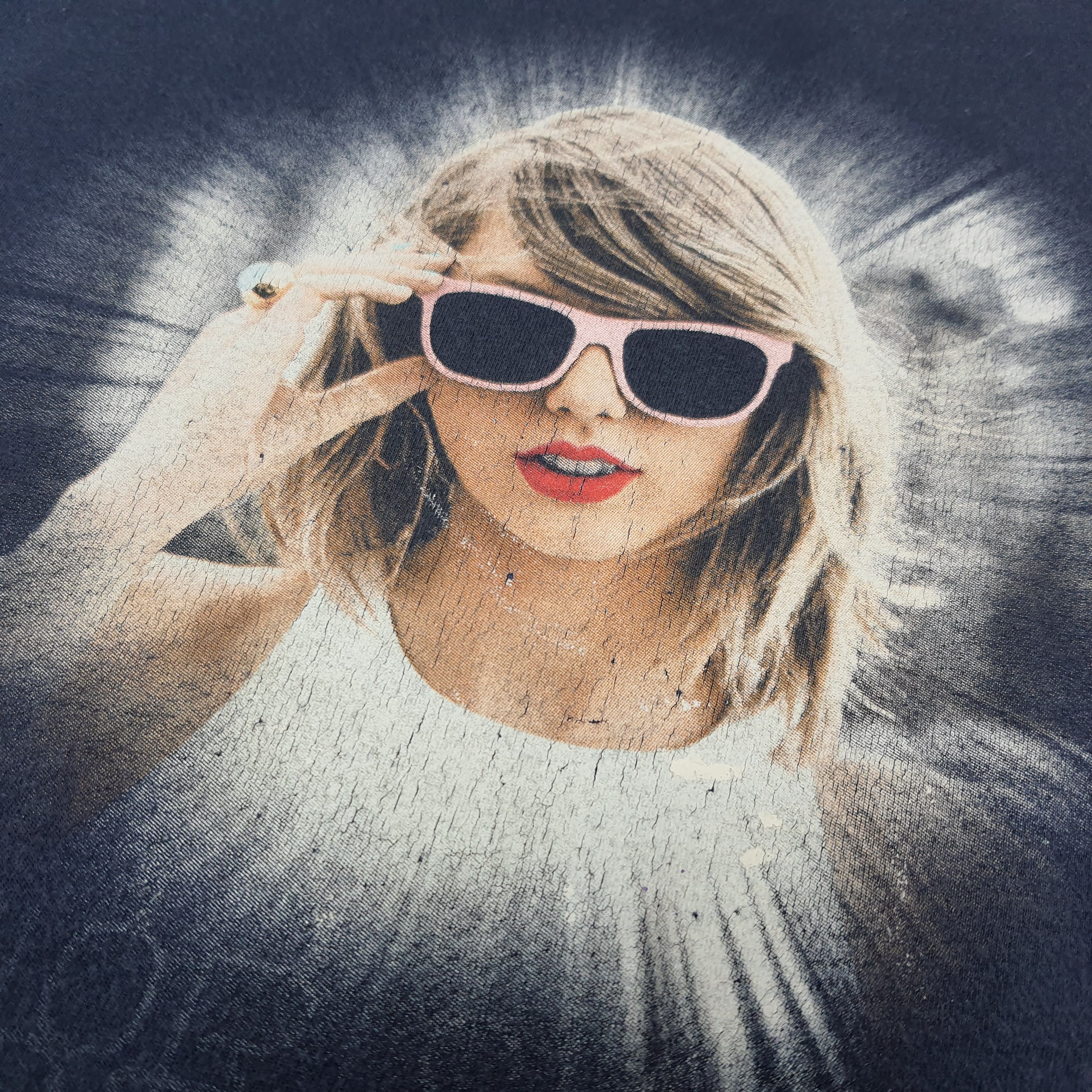 Band Tees Vintage Taylor Swift The 1989 World Tour Tshirt C301N2 Size US M / EU 48-50 / 2 - 3 Thumbnail