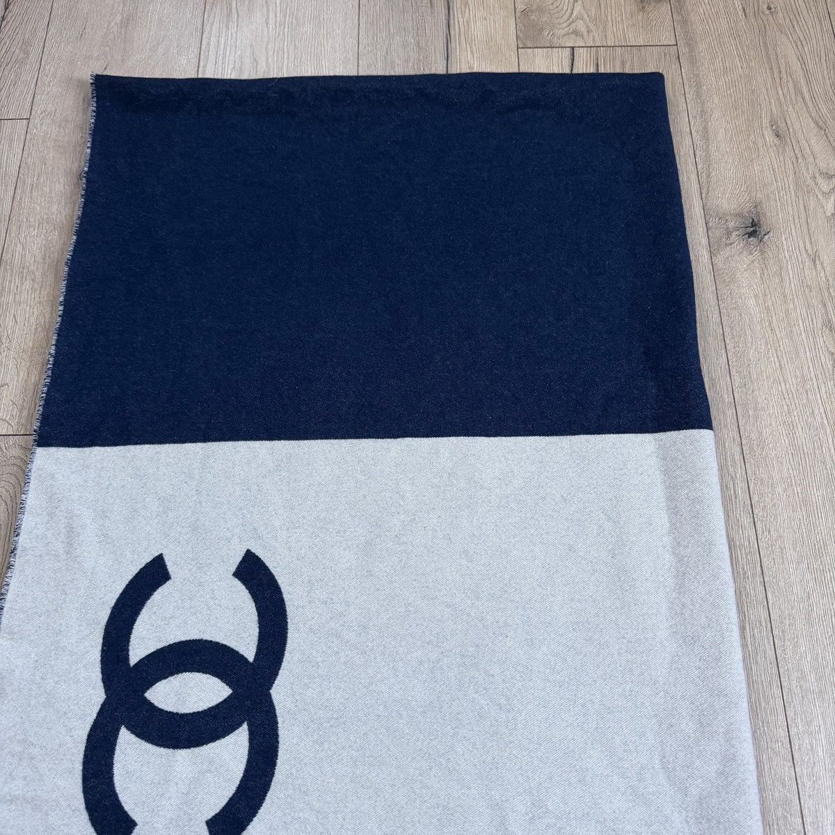Chanel CHANEL SHAWL Wool/Cashmere 100% Authentic Large Scarf Size ONE SIZE - 3 Thumbnail