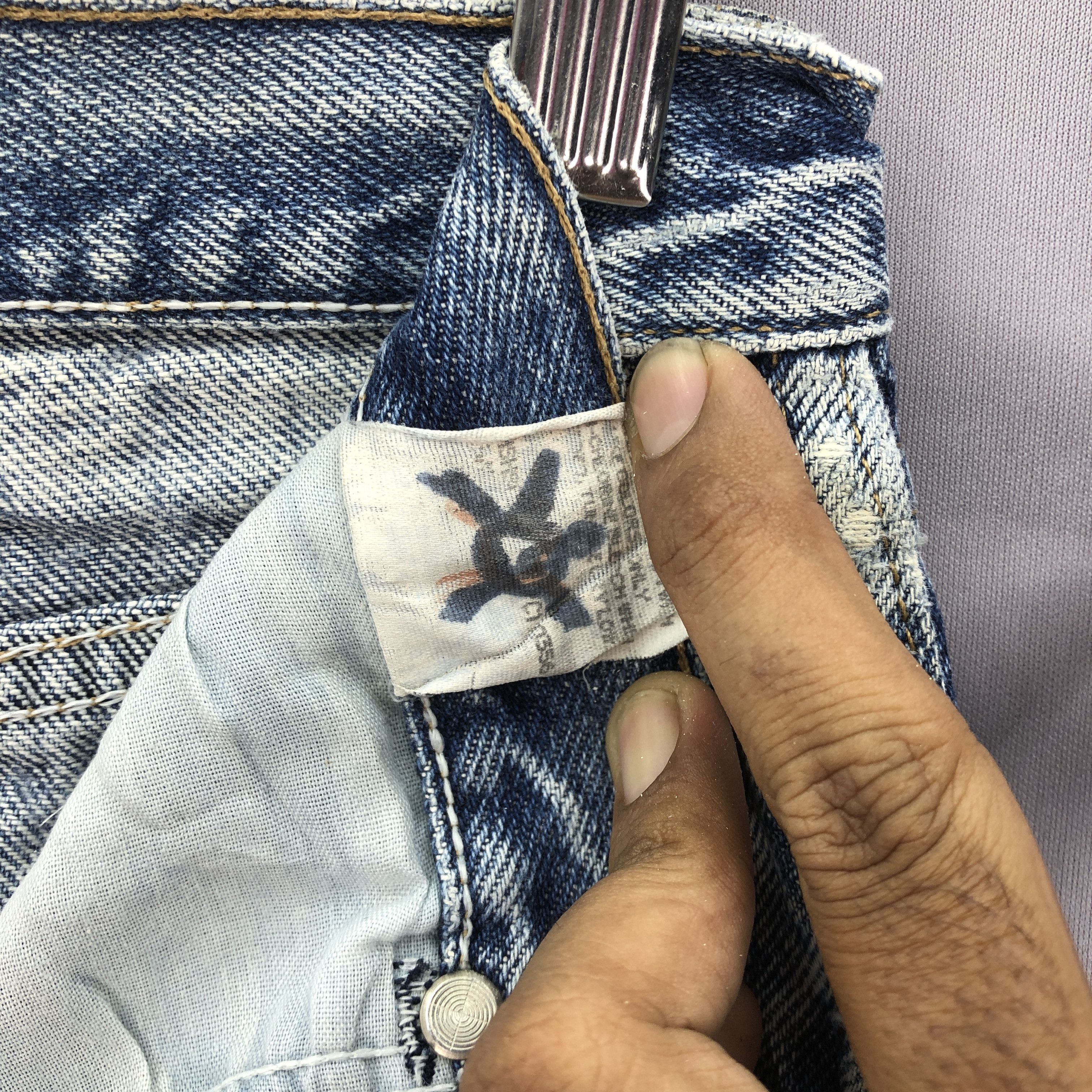 Wrangler Vintage Distressed Wrangler Jeans Faded Light Wash Denim Size US 32 / EU 48 - 7 Thumbnail