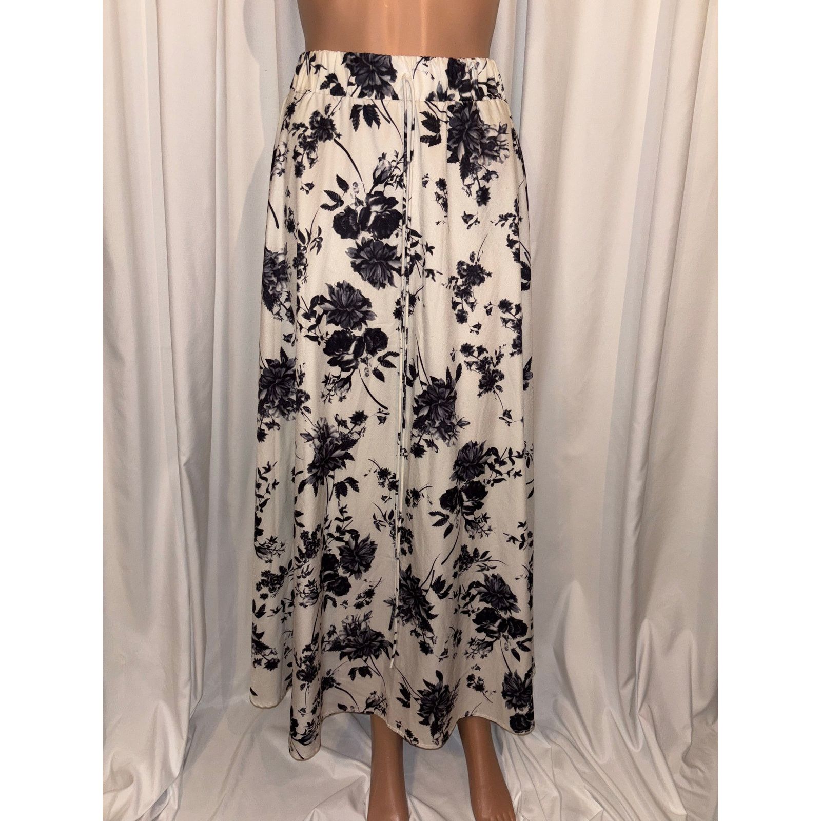 The Unbranded Brand Black & White Floral Maxi Skirt - Size Small Size S / US 4 / IT 40 - 2 Thumbnail
