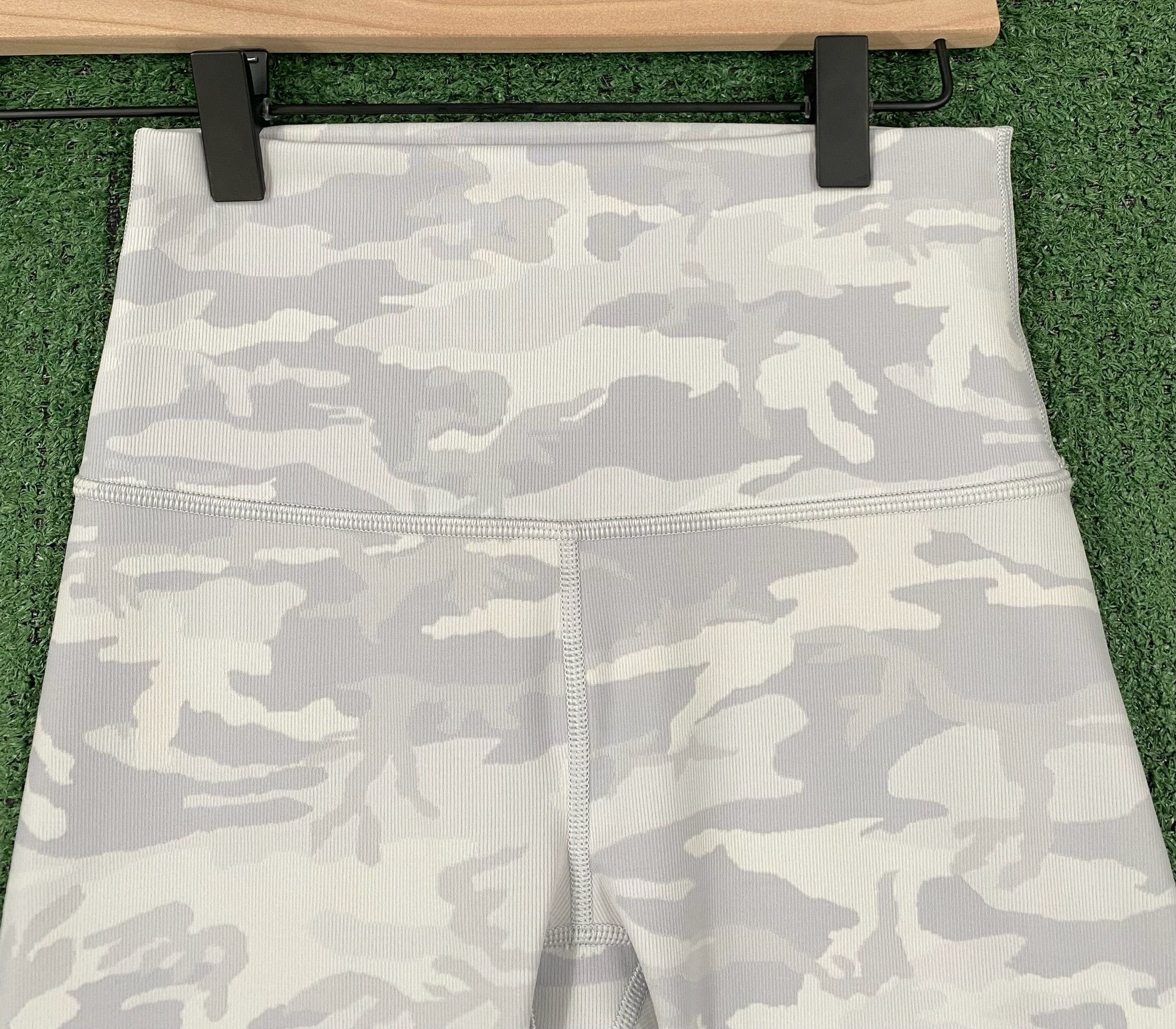 Lululemon Lululemon Wunder Under Camouflage Biker Shorts 4 Size 27" / US 4 / IT 40 - 2 Thumbnail