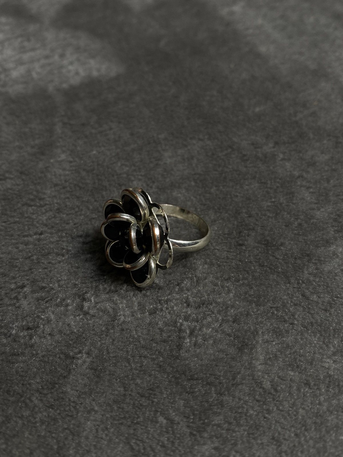 Japanese Brand Vintage Floral Ring with Black Accents Size ONE SIZE - 2 Thumbnail