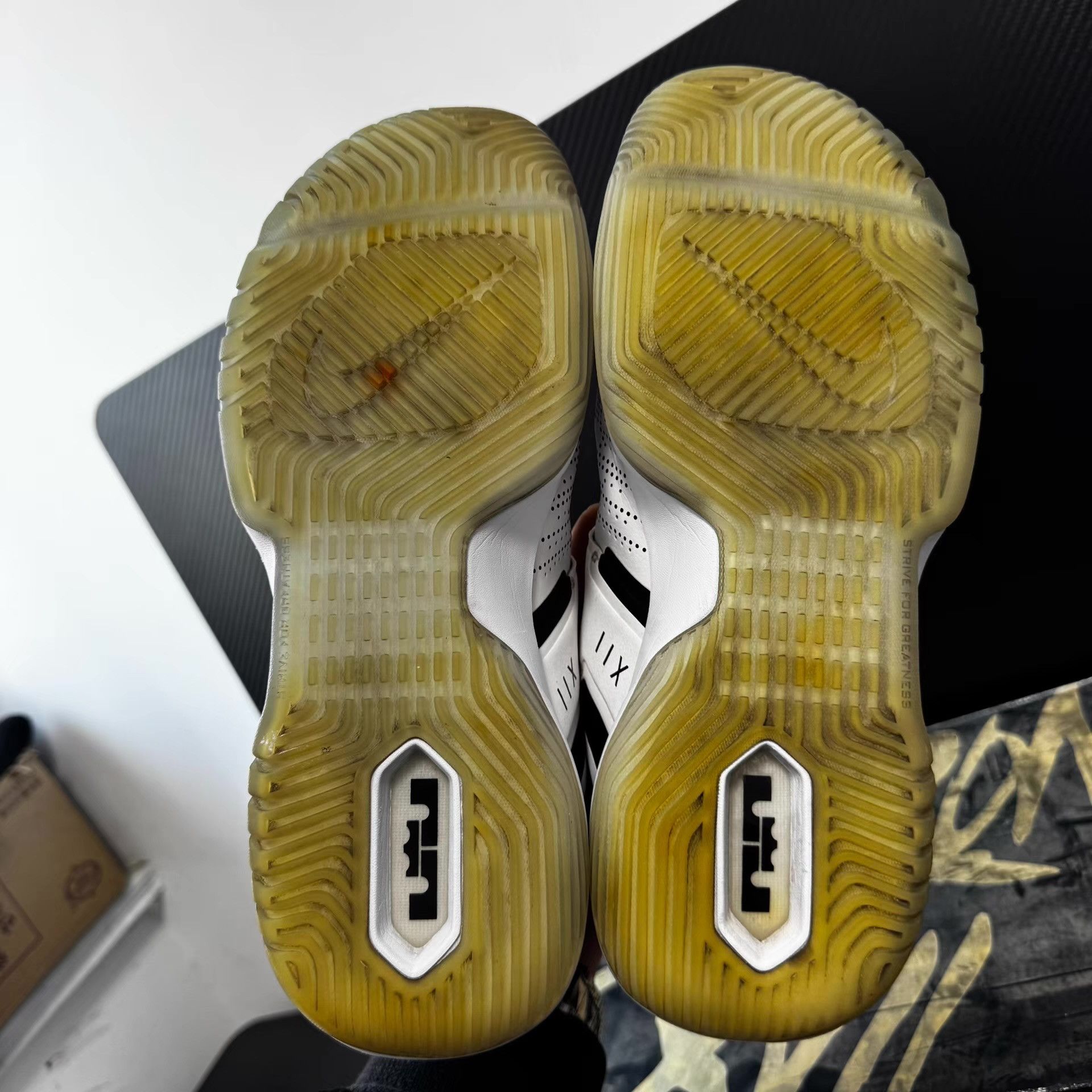 Nike NikeAmbassador12(LeBron Ambassador 12) Basketball Shoes Q10 Size US 8.5 / EU 41-42 - 4 Thumbnail
