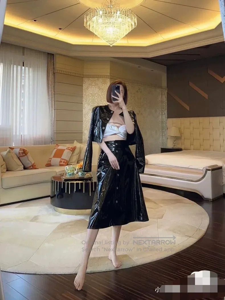 Chanel Chanel 23K black patent leather camelia button half-length Size 42" / US 20 - 9 Thumbnail