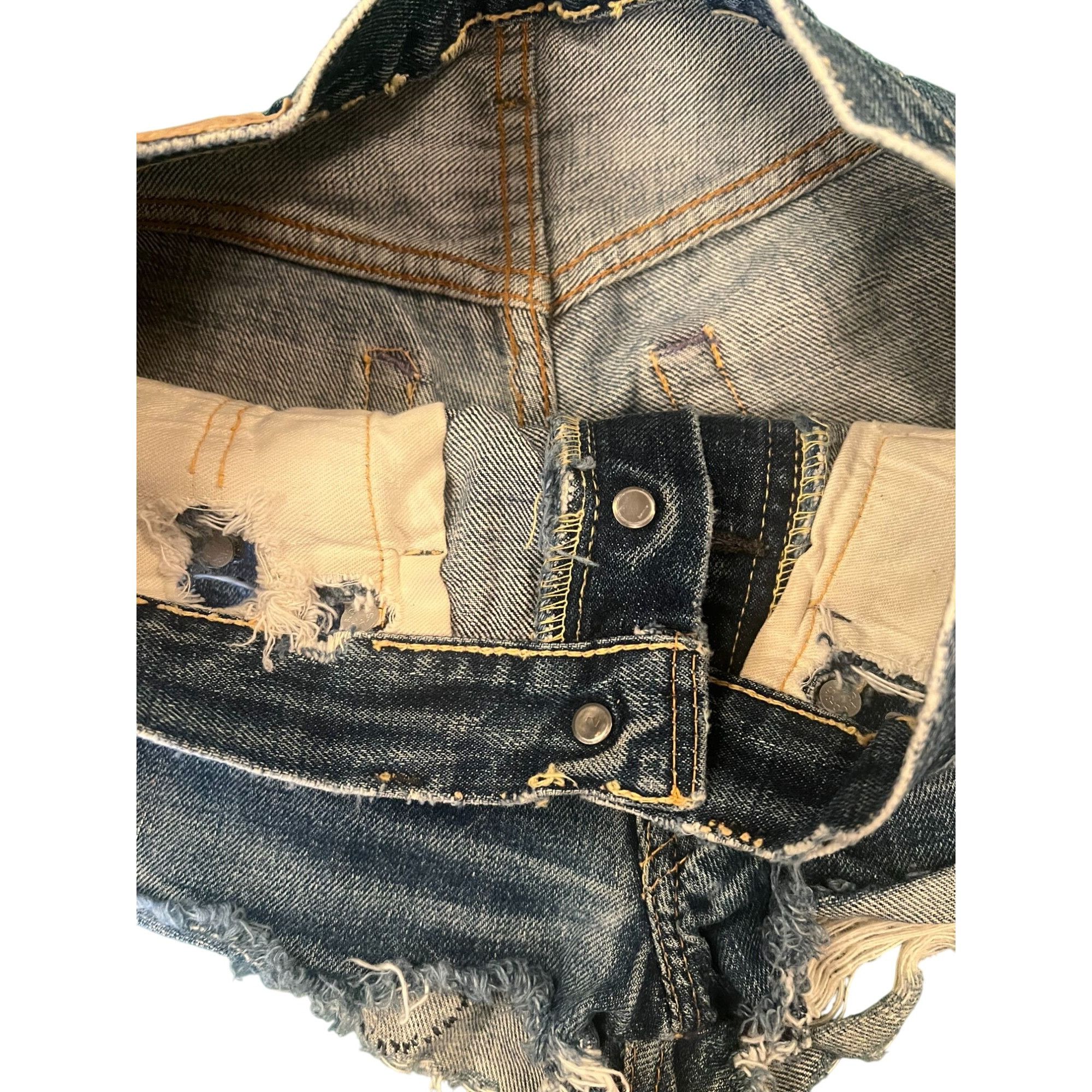 Levi's Vintage Levis Distressed Denim Shorts W/ Rolling Stones Patc Size 28" / US 6 / IT 42 - 13 Thumbnail