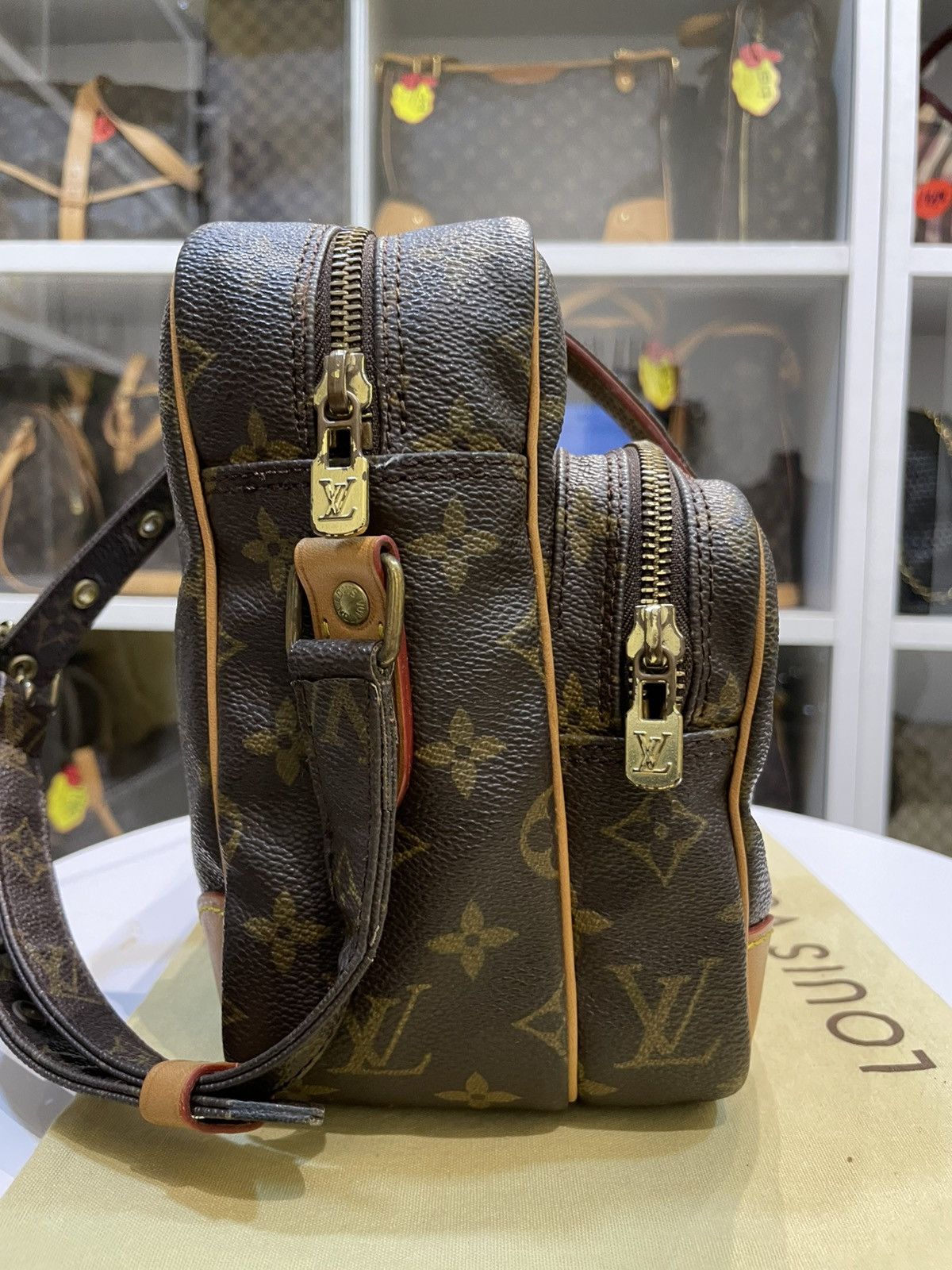 Louis Vuitton AUTHENTIC LOUIS VUITTON MONO NILE PM BAG Size ONE SIZE - 4 Thumbnail