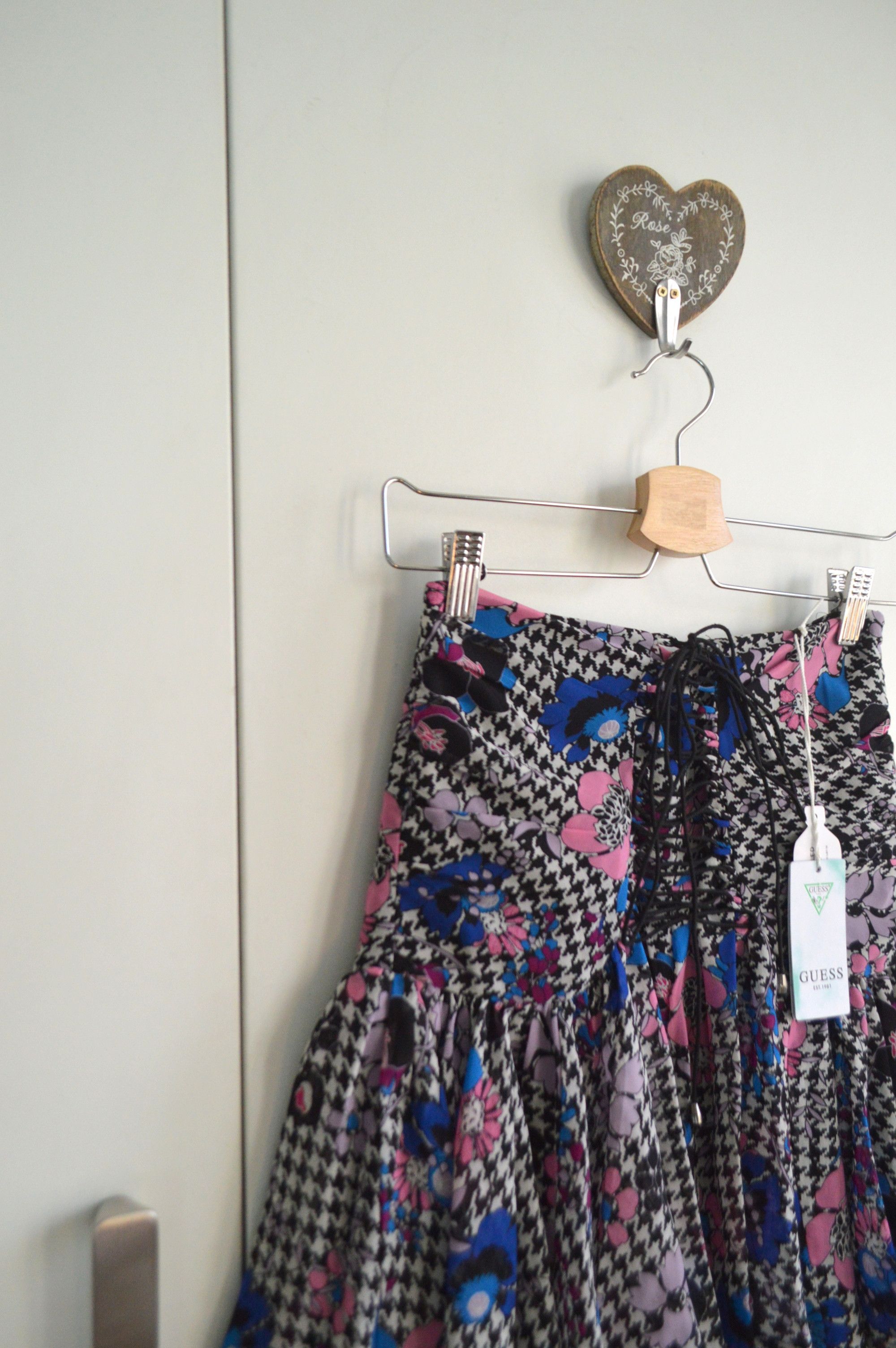 Guess Guess new with tag XS premium skirt with floral patterns Size 25" / US 0 / IT 36 - 3 Thumbnail