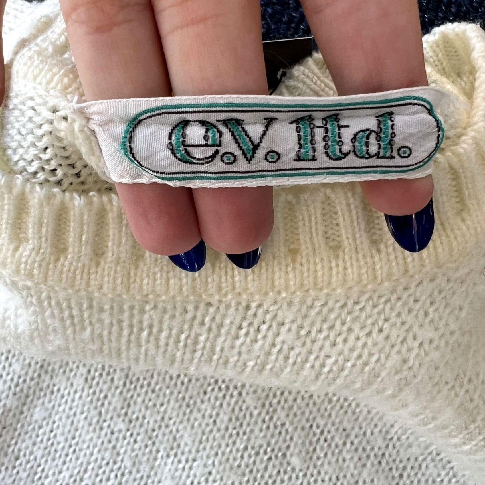 Vintage C.V. Ltd. Sweater Womens Medium White Crewneck Pullover Knit Cozy Classic Wool Blend Raglan Sleeve Lightweight Size S / US 4 / IT 40 - 2 Thumbnail