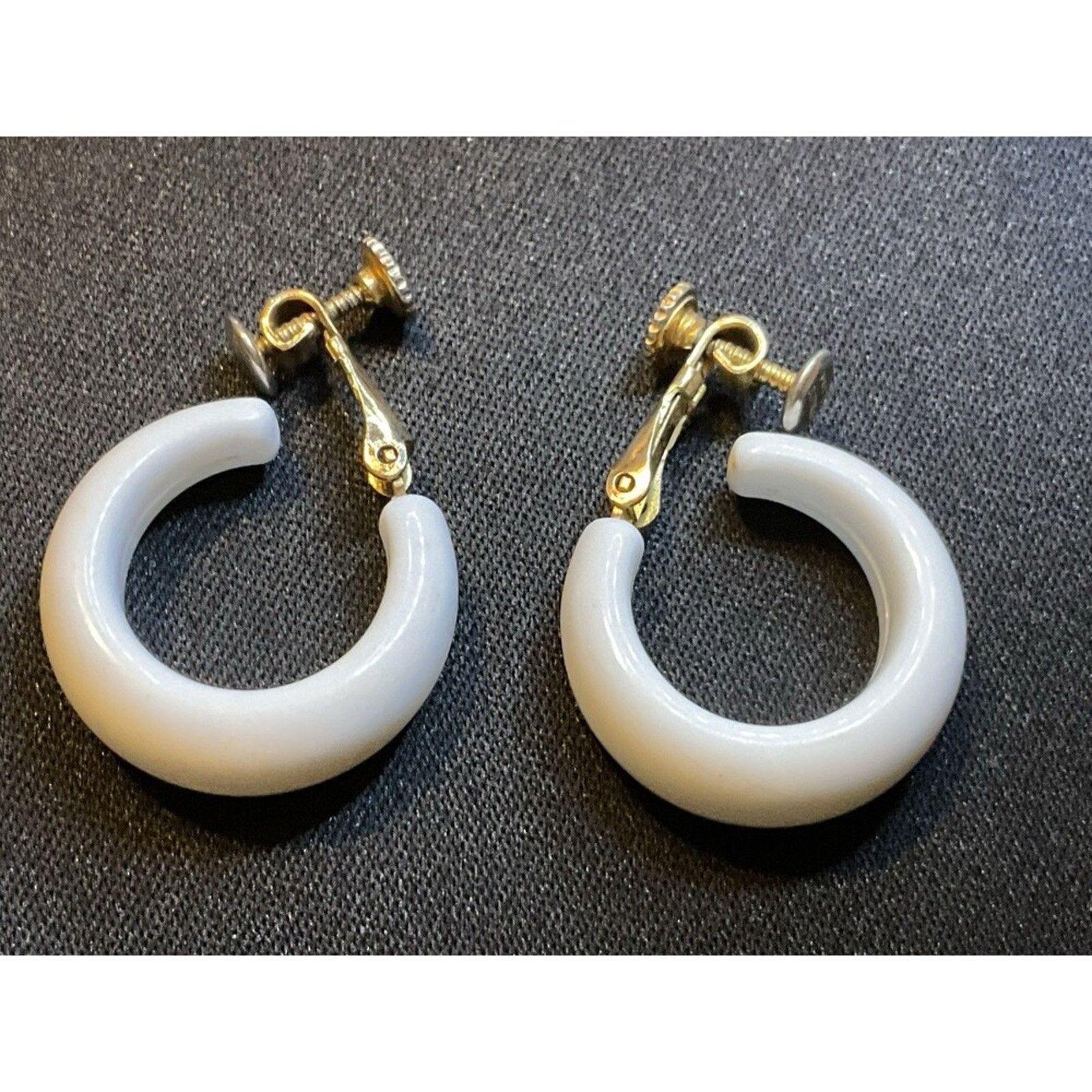 Other Vintage White Marvella Screw Back Earrings Size ONE SIZE - 1 Thumbnail