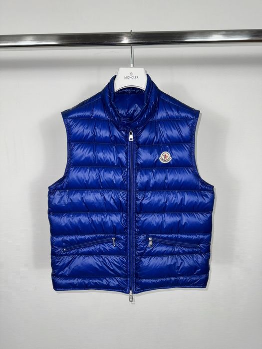 Moncler store gui blue