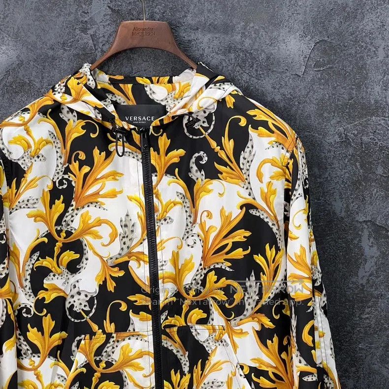 Versace Versace Floral hooded jacket Size US M / EU 48-50 / 2 - 3 Thumbnail