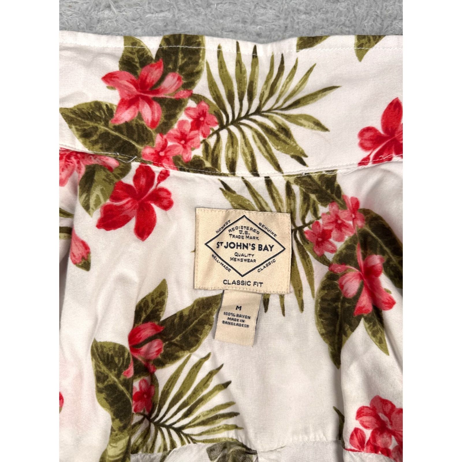 Vintage VINTAGE? No. Main point: St. Johns Bay Shirt Men Medium White Floral 100% Rayon Hawaiian Button Up Size US M / EU 48-50 / 2 - 3 Thumbnail