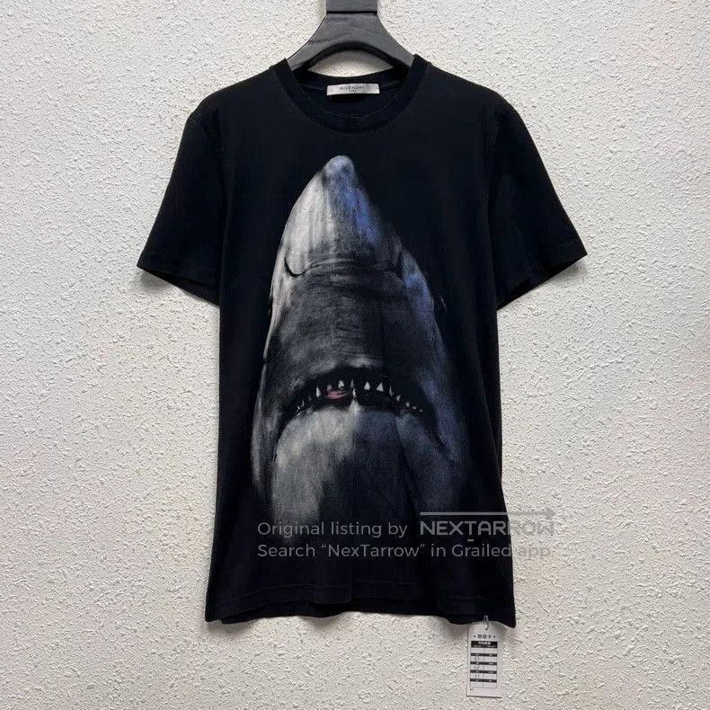 Givenchy givenchy shark graphic short sleeve t. Size US S / EU 44-46 / 1 - 1 Thumbnail