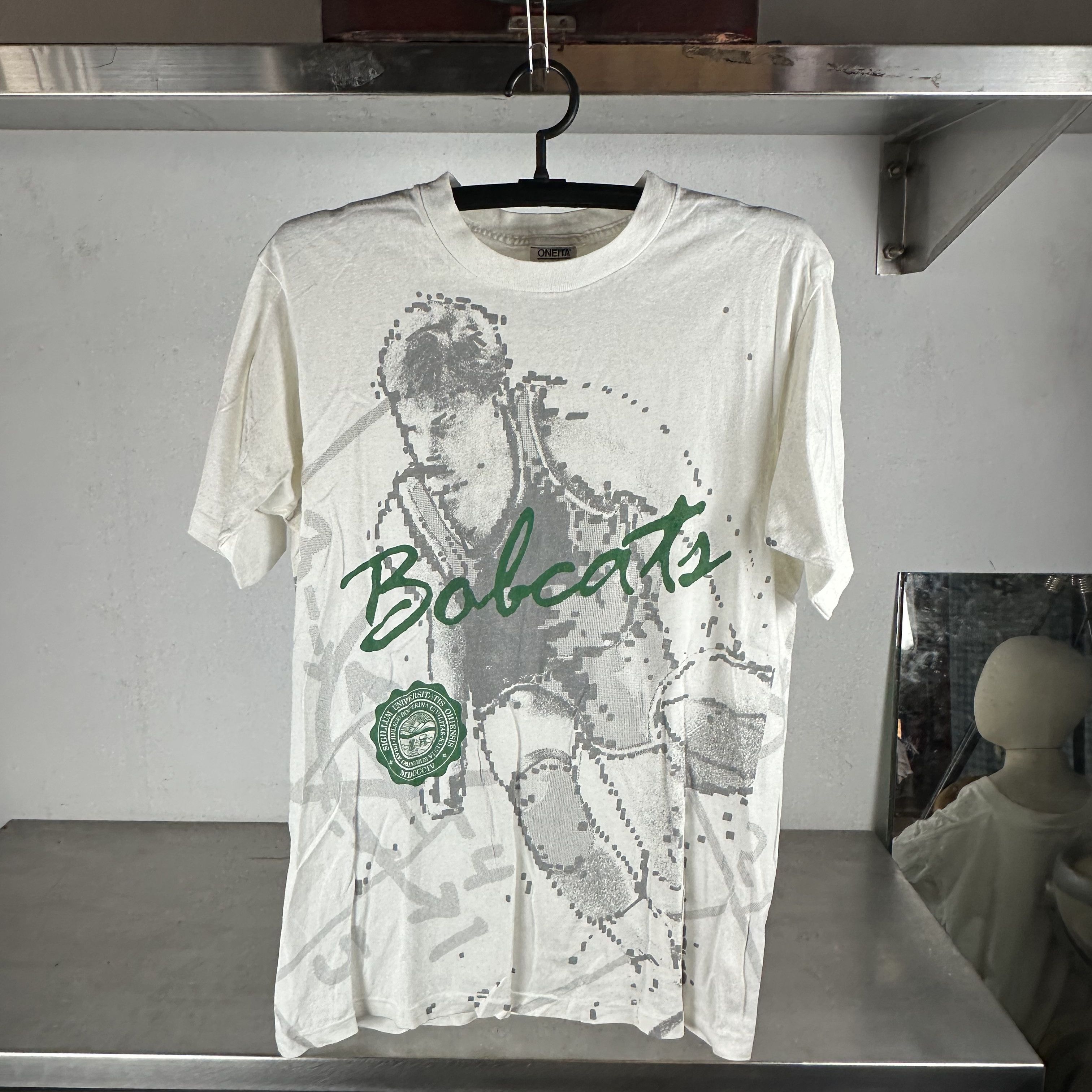 Vintage ​Vintage 90s Ohio Bobcats Basketball NCAA AOP T-shirt Size US L / EU 52-54 / 3 - 1 Thumbnail