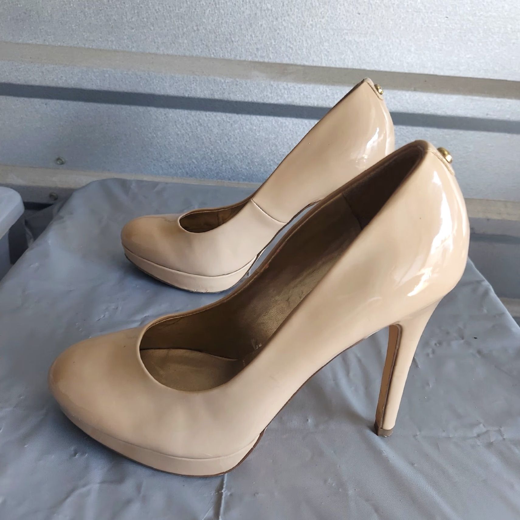 Guess GUESS Womens Beige Patent Leather Heels Size 8 M Pump High Heel Studded Ladies Formal Party Wedding Workwear 8M Beige Patent Leather Pumps Size US 8 / IT 38 - 6 Thumbnail