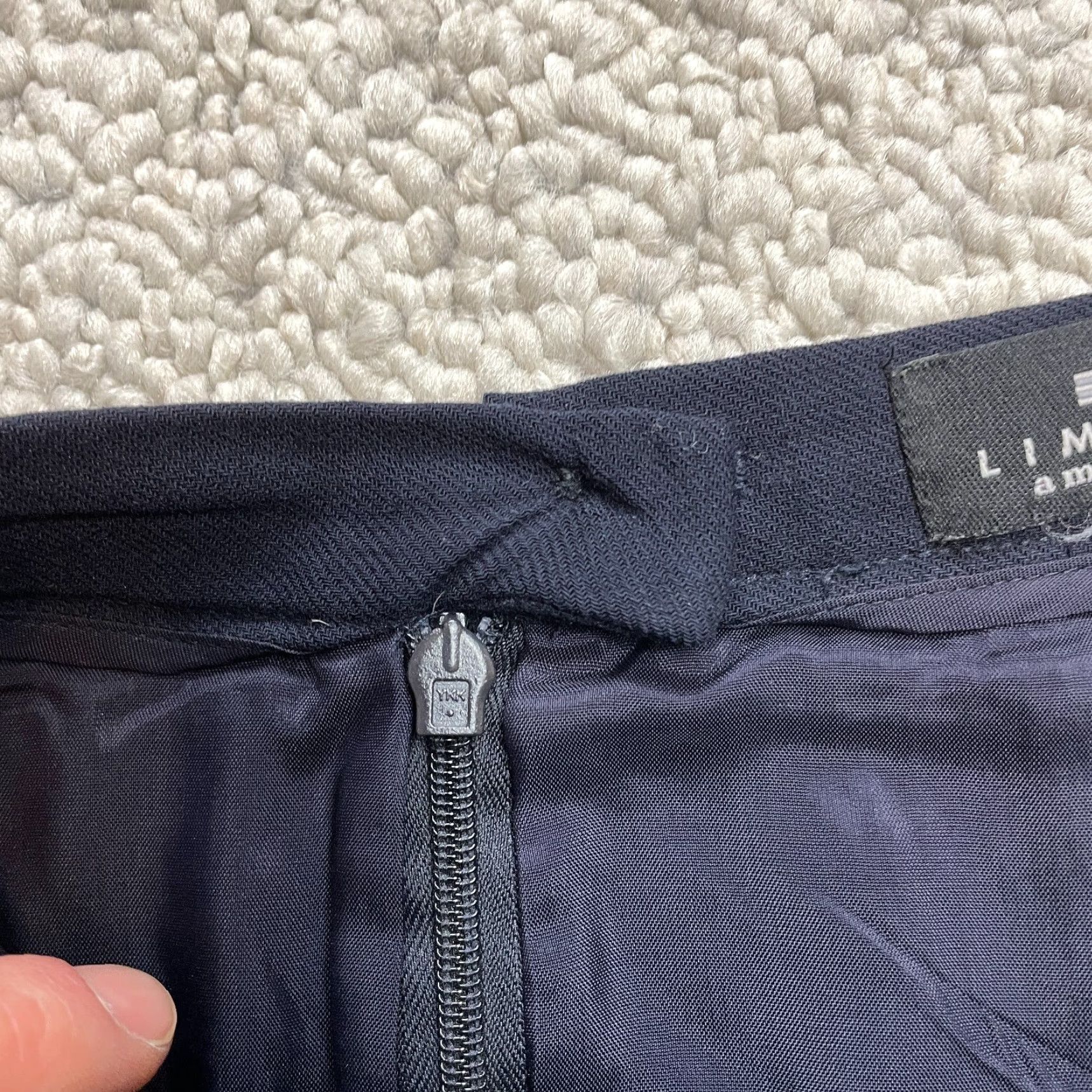 Vintage VINTAGE The Limited Skirt Womens 6 Knee Length Navy Blue 100% Wool Lined Zip Knitted Fabric Size 28" / US 6 / IT 42 - 6 Thumbnail