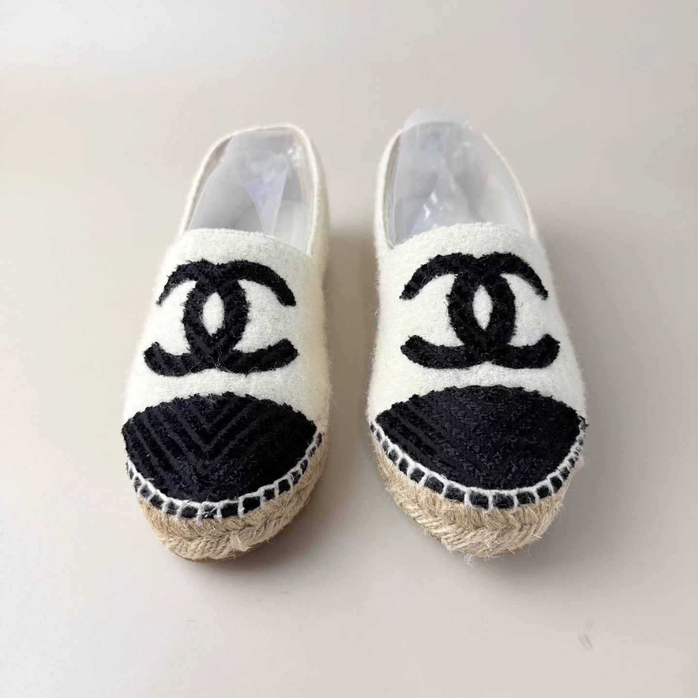 Chanel CHANEL Ivory Straw Deck Shoes 36 95 New Size US 5 / IT 35 - 2 Thumbnail