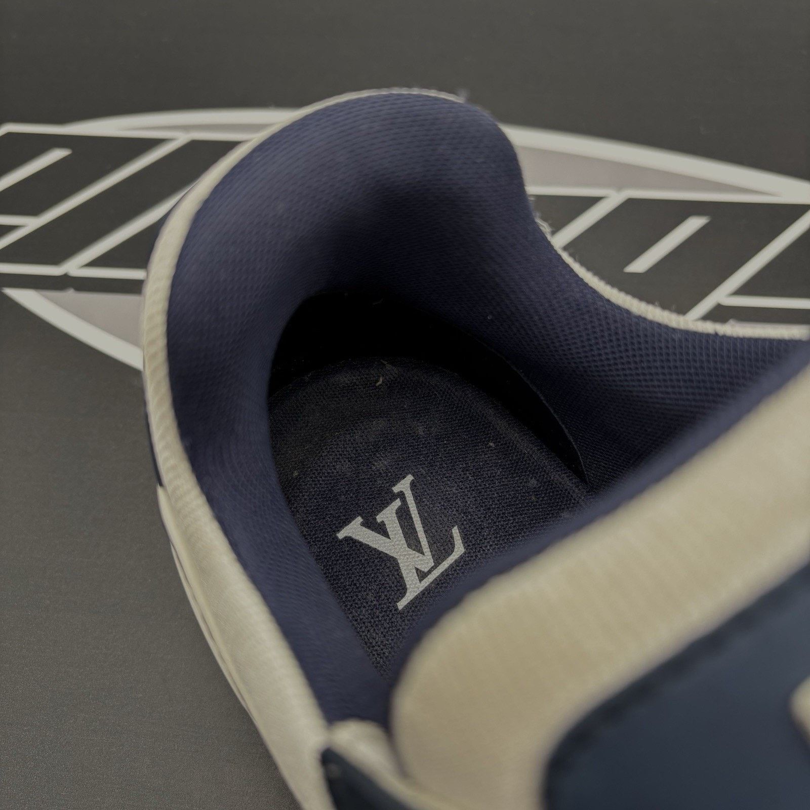 Louis Vuitton (7-7.5 US) Louis Vuitton Trainer ' White Navy '| GREAT COND! Size US 7.5 / EU 40-41 - 7 Thumbnail