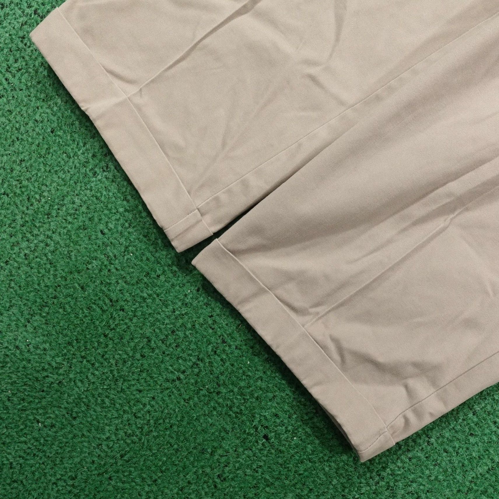 Vintage VINTAGE? No. G.H. Bass & Co. Mens Pants Khaki Chino 42x30 Regular Beige 100% Cotton Pleated Classic Fit Mens Size US 42 / EU 58 - 3 Thumbnail