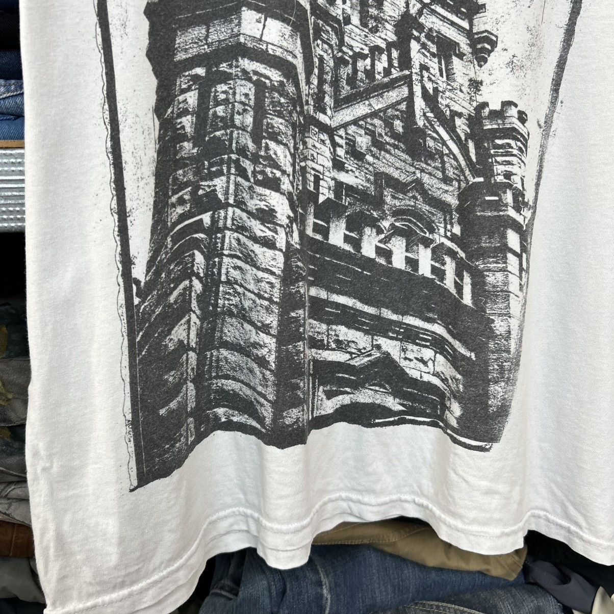 Band Tees Vintage The Devil Wears Prada Big LogO Movie tee size XL Size US XL / EU 56 / 4 - 4 Thumbnail
