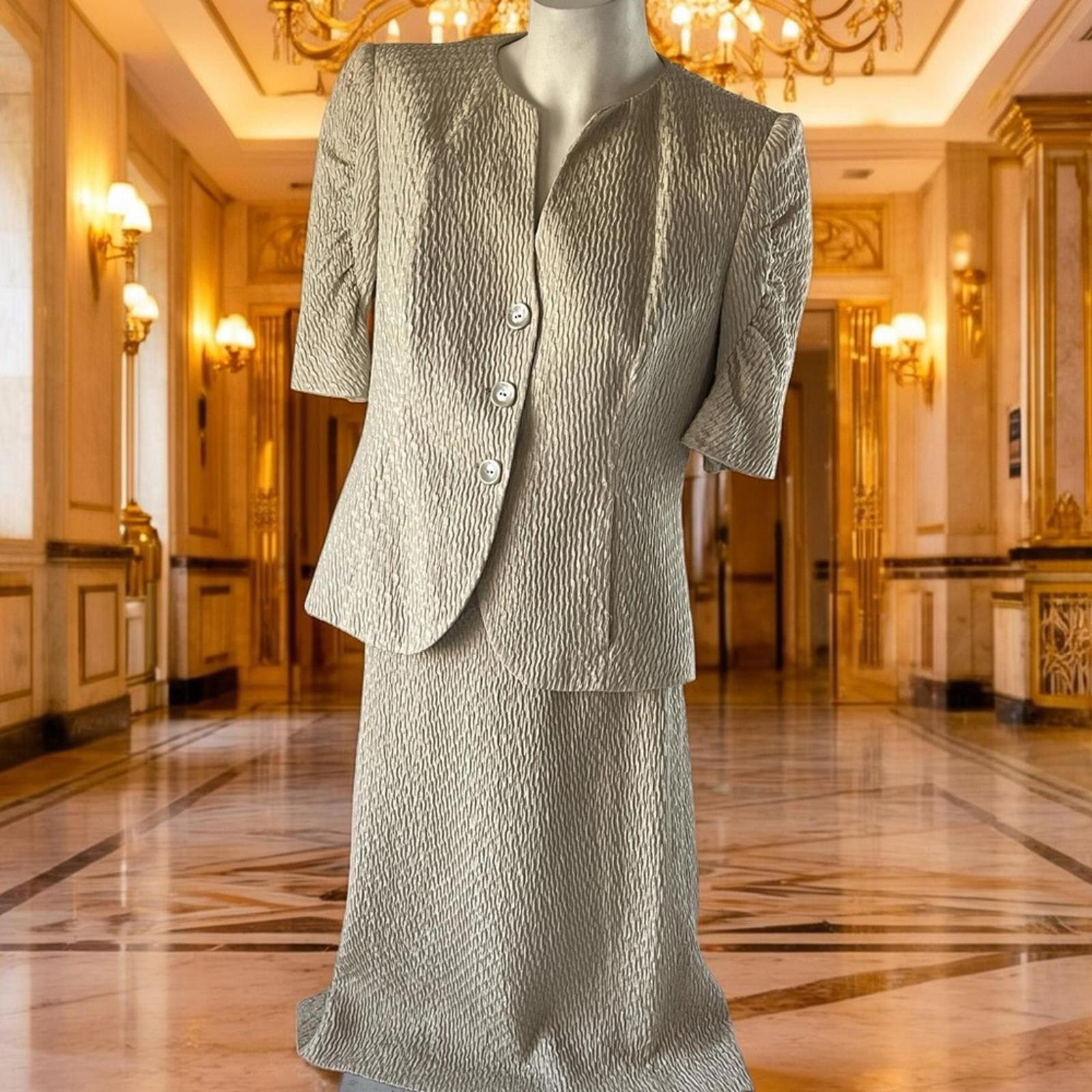 Armani Collezioni Armani Collezioni Cream Textured 2pc Suit Size M / US 6-8 / IT 42-44 - 1 Thumbnail