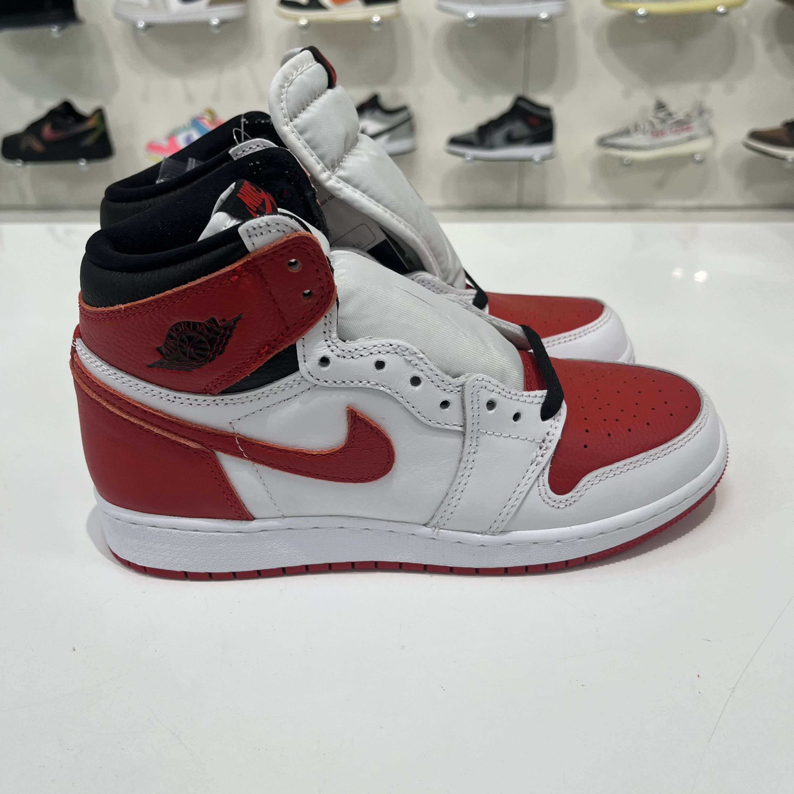 Nike Air Jrdan 1 Retro High OG Heritage Size US 6 / EU 39 - 4 Thumbnail