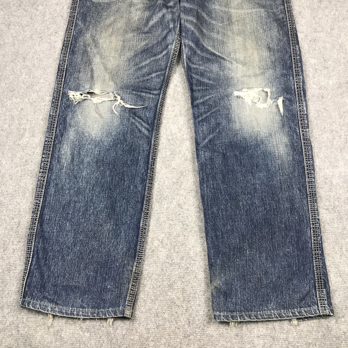 Levi's Vintage Clothing RIPPED DISTRESSED LEVIS BLUE DENIM BAGGY PANTS 142 Size US 34 / EU 50 - 2 Thumbnail