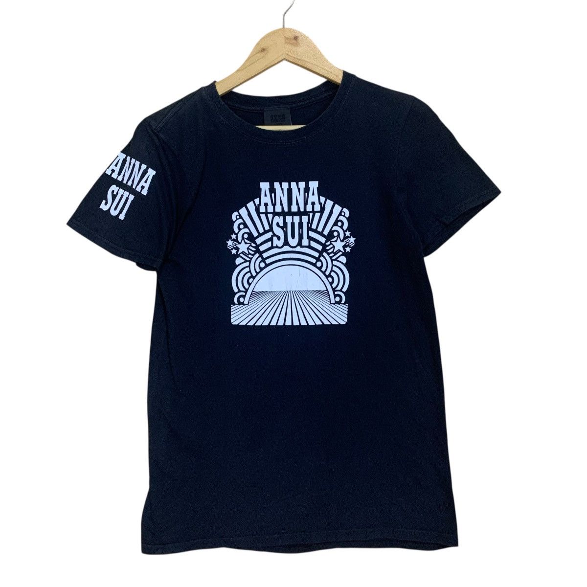 Japanese Brand Anna Sui Made In Usa Big Logo Shortsleeve Tee Size US XS / EU 42 / 0 - 1 Thumbnail