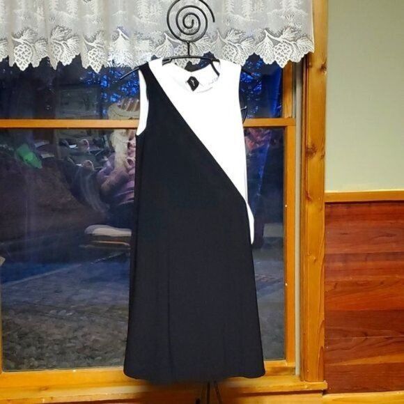Joseph Ribkoff Joseph Ribkoff Lined Black & White Sleeveless Event Sz. 4 Dr Size S / US 4 / IT 40 - 1 Thumbnail