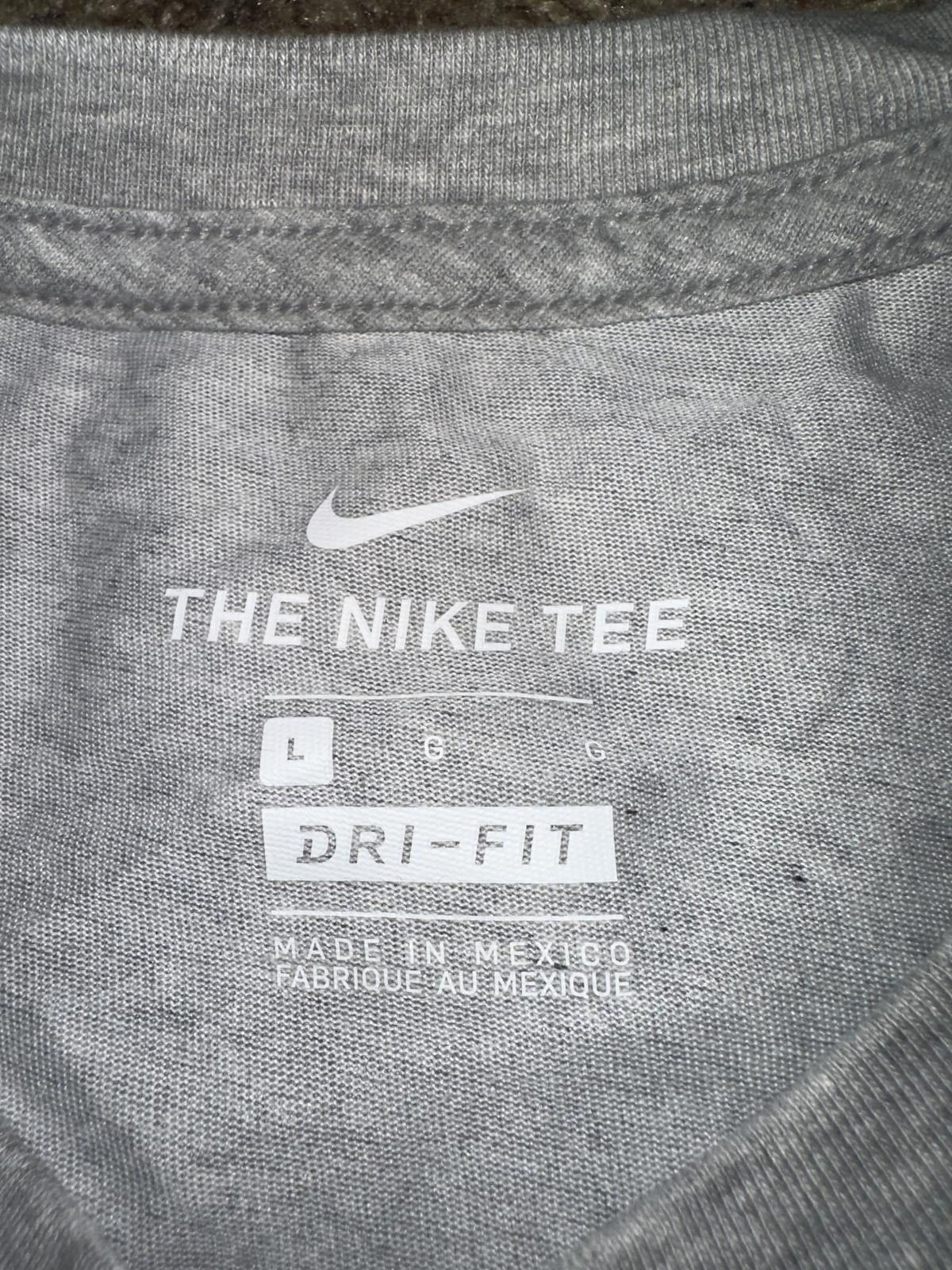 Nike Nike Men’s Dri-Fit Training Graphic T-Shirt Size US L / EU 52-54 / 3 - 2 Thumbnail
