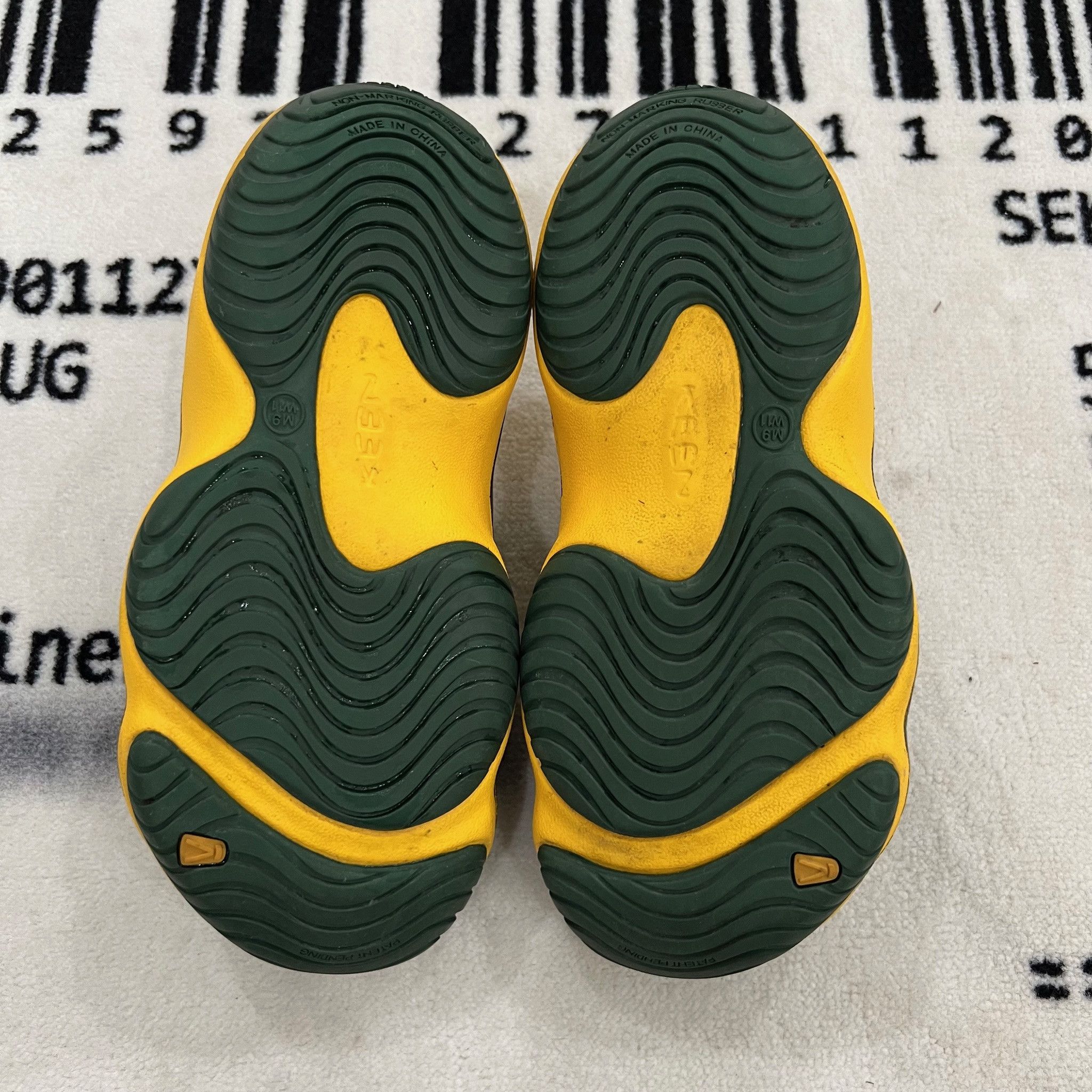 KEEN KEEN Men's Black Yellow EVA Cushioning Anti-Odor Clog Sandal Size US 9 / EU 42 - 5 Thumbnail