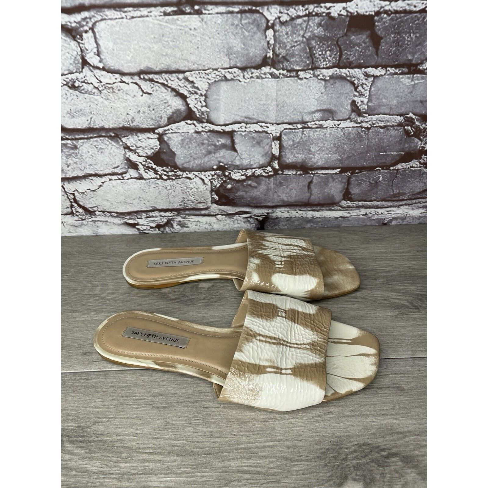 Saks Fifth Avenue Saks Fifth Avenue White Tan Patent Leather Slides Open Toe F Size US 9 / IT 39 - 16 Thumbnail