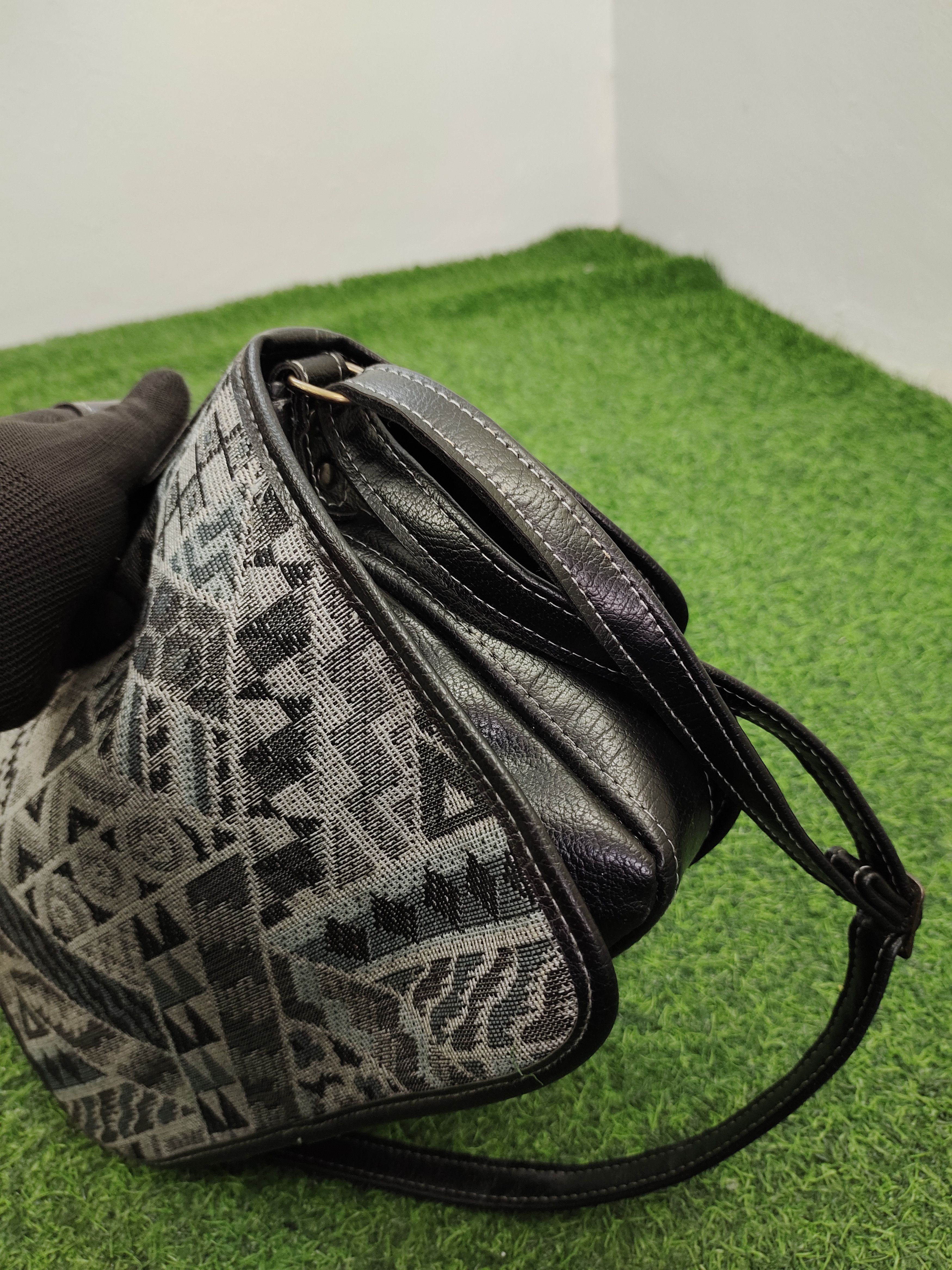 Hysteric Glamour Vintage Saxone Britain Native Embroidered Messenger Bag Size ONE SIZE - 9 Thumbnail
