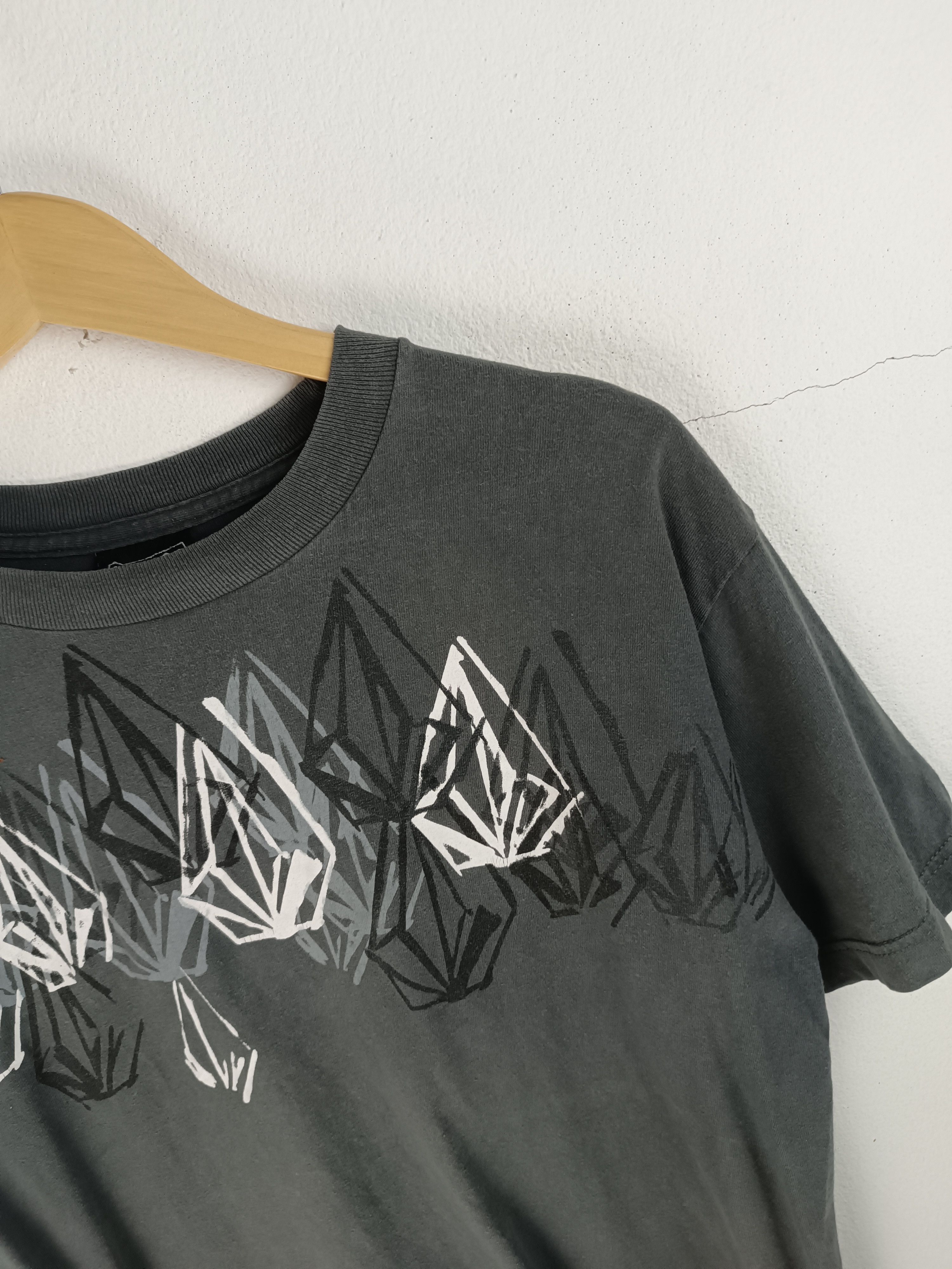 Vintage VINTAGE 2000s VOLCOM CLASSIC AOP SKATEBOARDING GRUNGE Y2K Ts Size US M / EU 48-50 / 2 - 8 Thumbnail