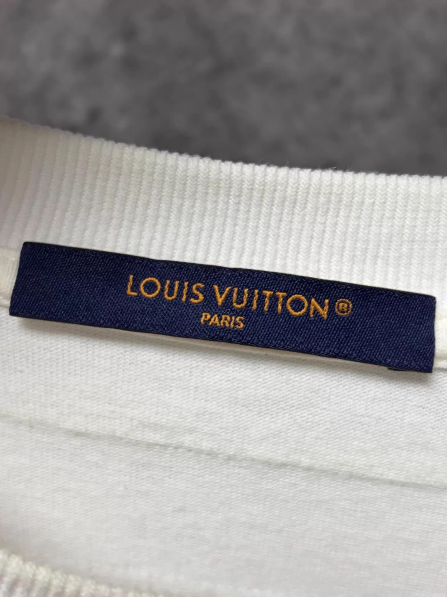 Louis Vuitton Louis Vuitton rainbow logo white s/s tee L Size US L / EU 52-54 / 3 - 3 Thumbnail