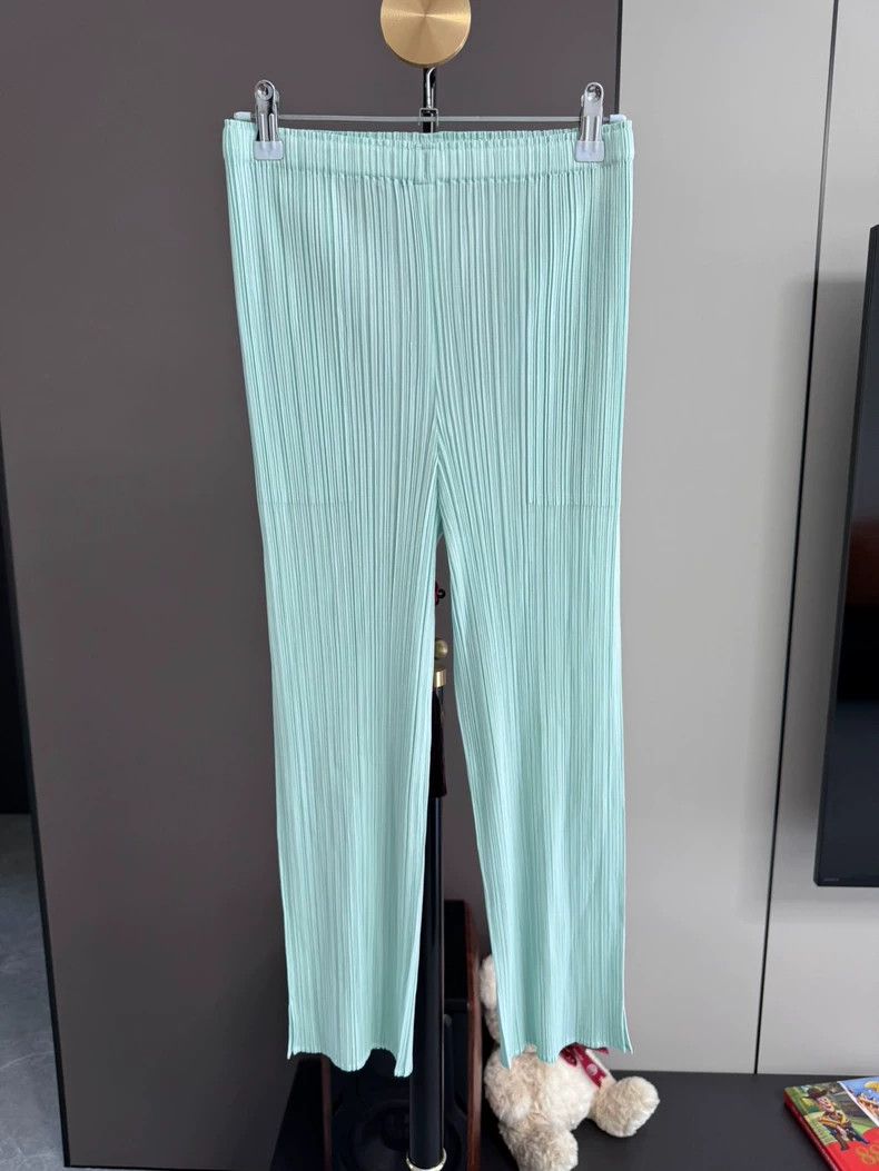 Issey Miyake size:4 Peppermint green side-slit small strai