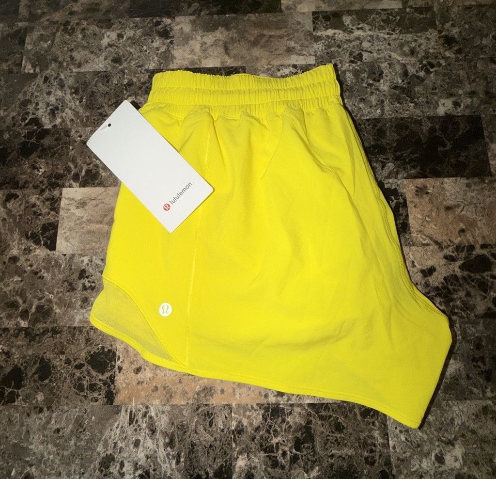 Lululemon LULULEMON HOTTY HOT SHORT 4” LR LINED SONIC YELLOW 14 NWT Size 36" / US 14 / IT 50 - 5 Thumbnail