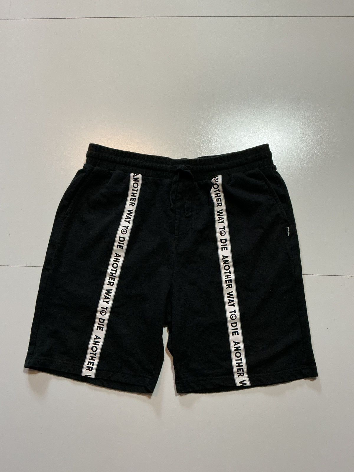 Other Gaws Another Way To Die Peace Sign 8" Sweat Shorts Size US 36 / EU 52 - 1 Thumbnail