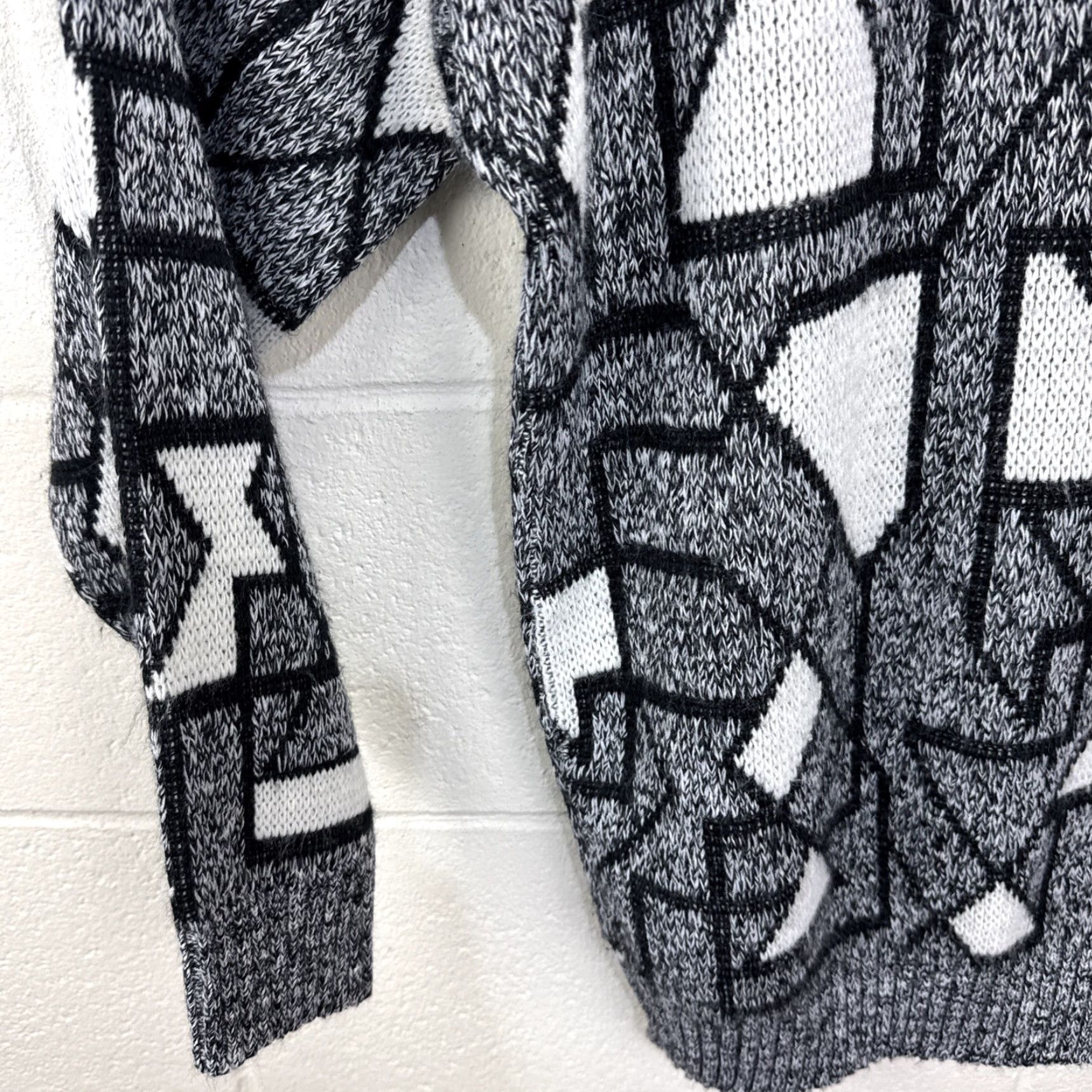 Liz Claiborne VINTAGE Claiborne Sweater Adult Medium Gray Geometric Wool Blend Pullover Crew Neck Long Sleeve Mens Size US M / EU 48-50 / 2 - 5 Thumbnail