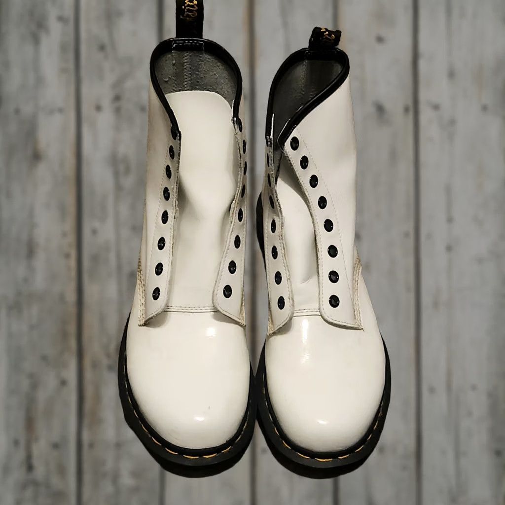 Dr. Martens Dr. Martens Zavala 8 Eyelet Combat Boot White Size WMS 10/MENS 9 EUC Leather Boot Size US 8 / IT 38 - 1 Thumbnail